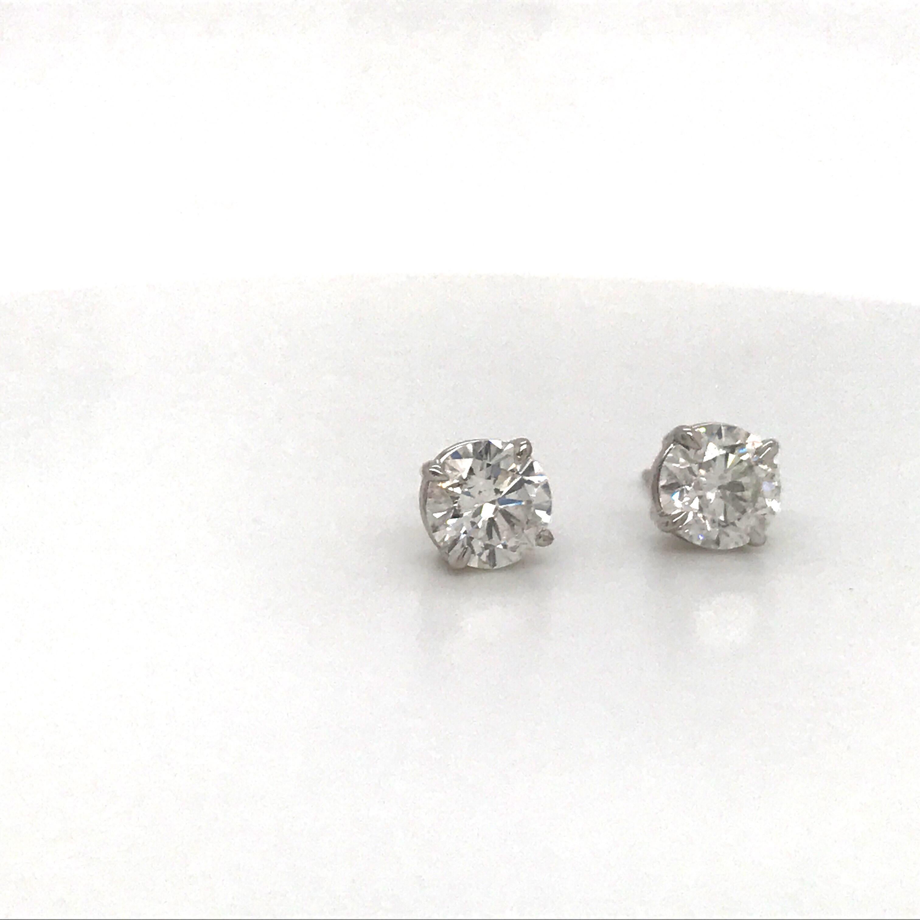 14K White gold diamond stud earrings weighing 3.01 carats in a 4 prong classic setting.
Color H
Clarity I1