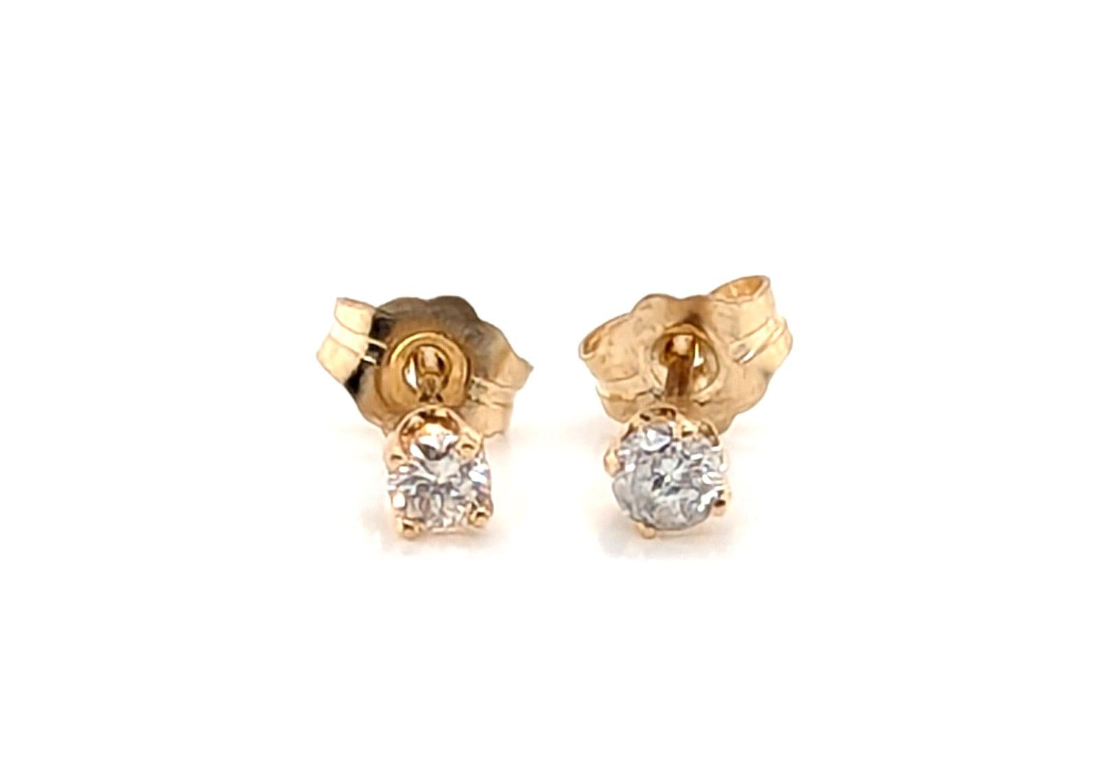 Orecchini con diamanti da .30ct, tondi e brillanti, con 4 punte, in oro giallo 14 carati



100% Diamanti naturali 

.30 Carati  Peso del diamante 

Impostazioni a 4 punte

oro giallo 14K

Un grande cimelio 

Condizioni