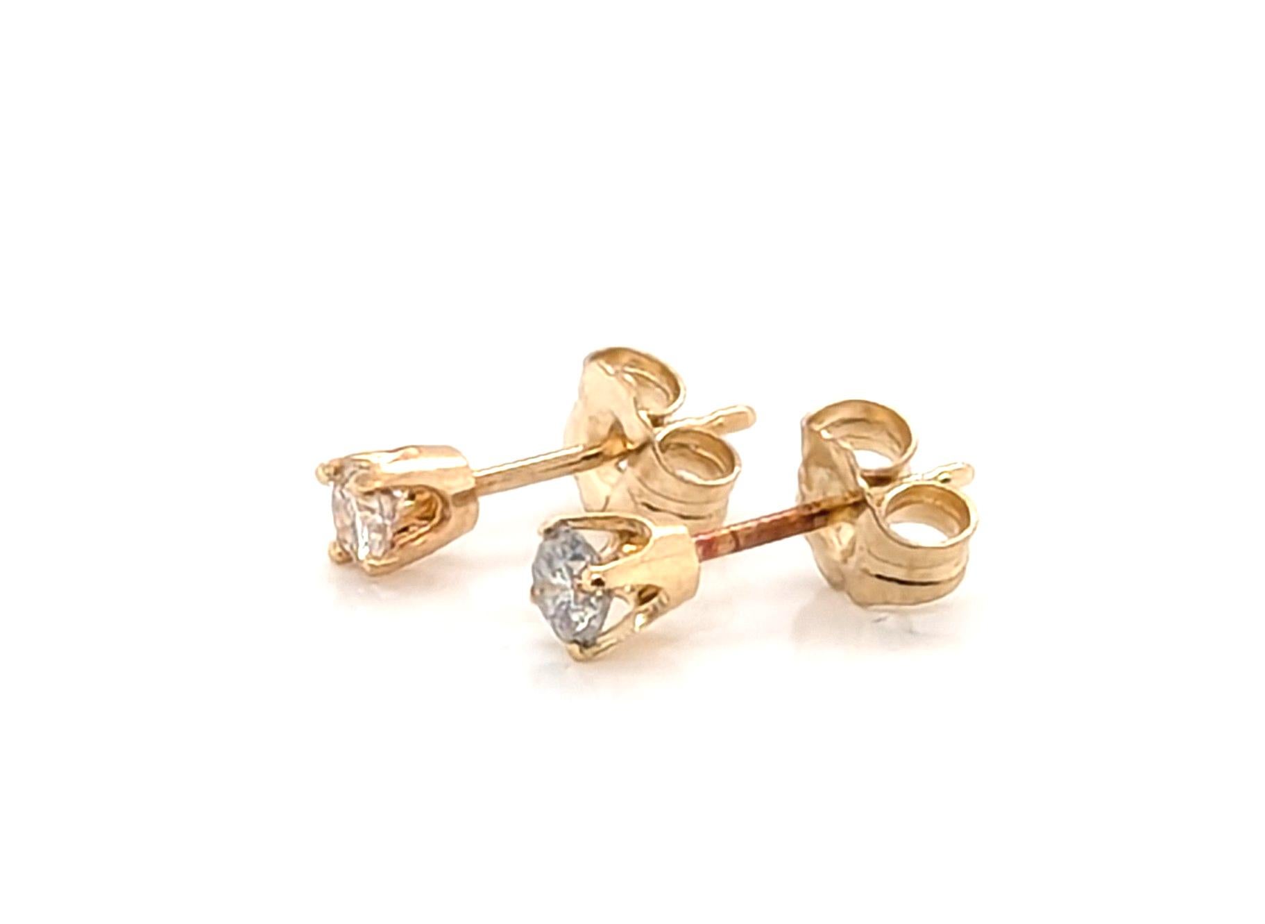 Taglio rotondo Orecchini con diamanti da .30ct, tondi e brillanti, con 4 punte, in oro giallo 14 carati in vendita