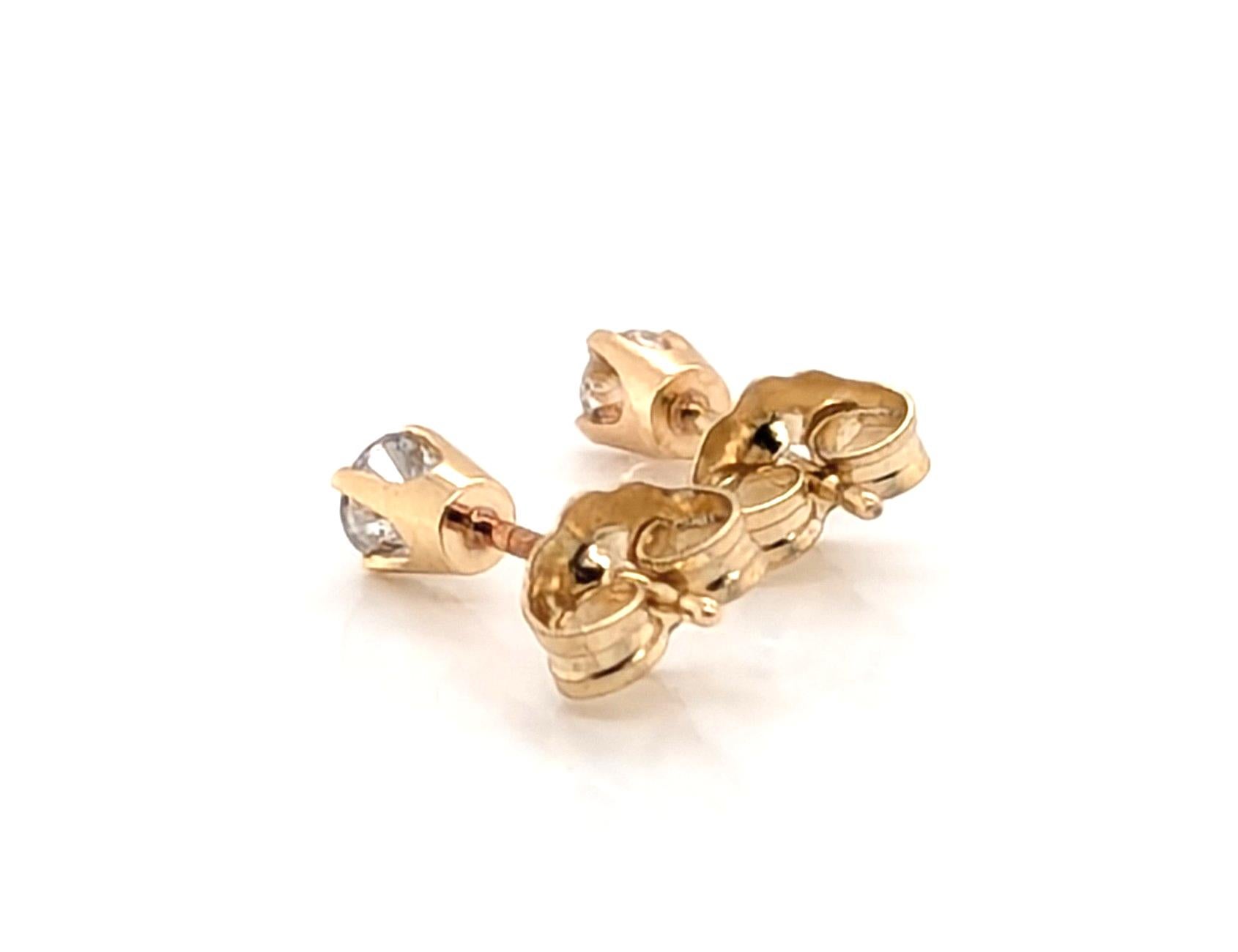 Orecchini con diamanti da .30ct, tondi e brillanti, con 4 punte, in oro giallo 14 carati In condizioni ottime in vendita a Dearborn, MI