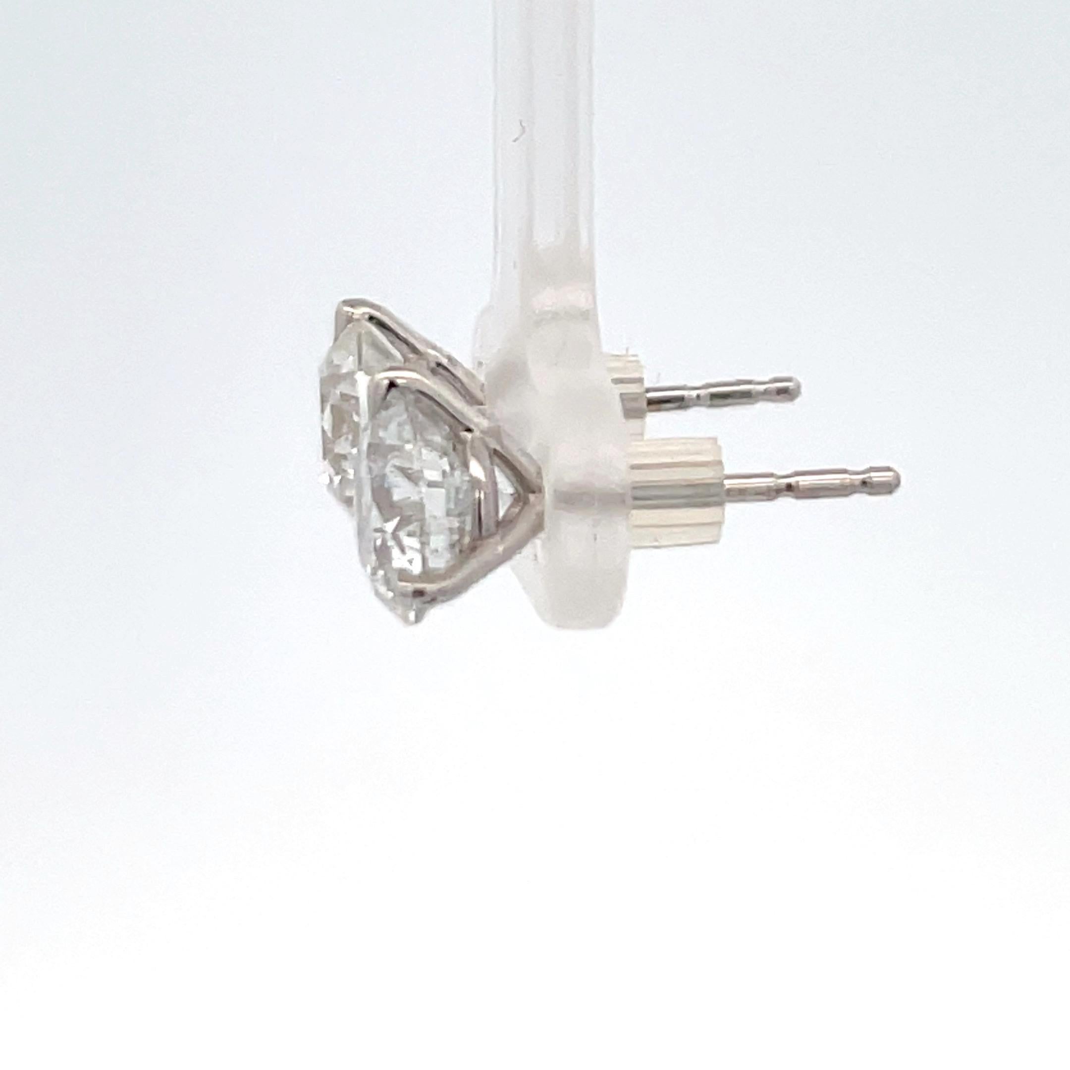 Clous d'oreilles en or blanc 18 carats sertis de diamants de 3,15 carats G SI2-3 en vente 4