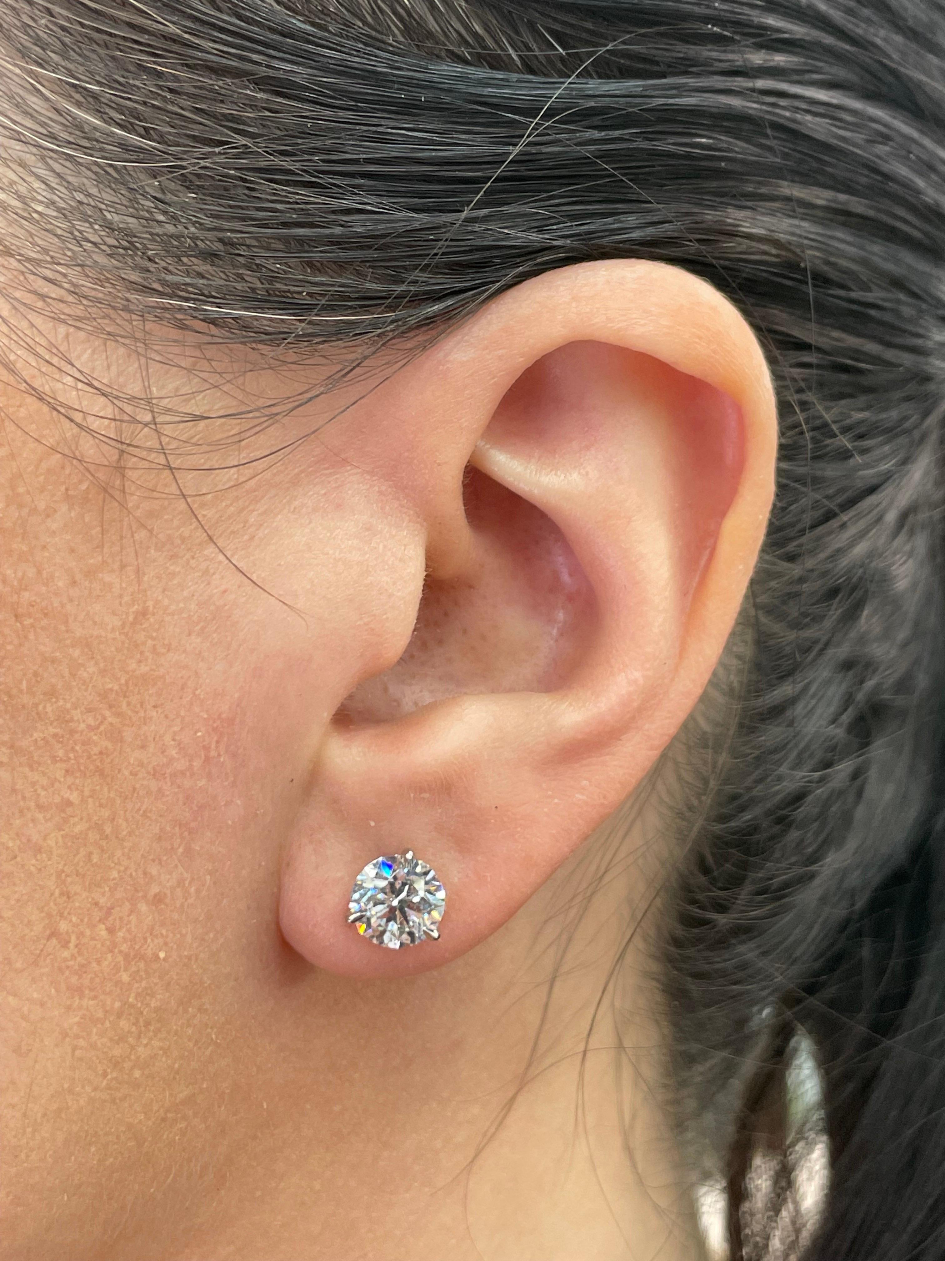 Taille ronde Clous d'oreilles en or blanc 18 carats sertis de diamants de 3,15 carats G SI2-3 en vente