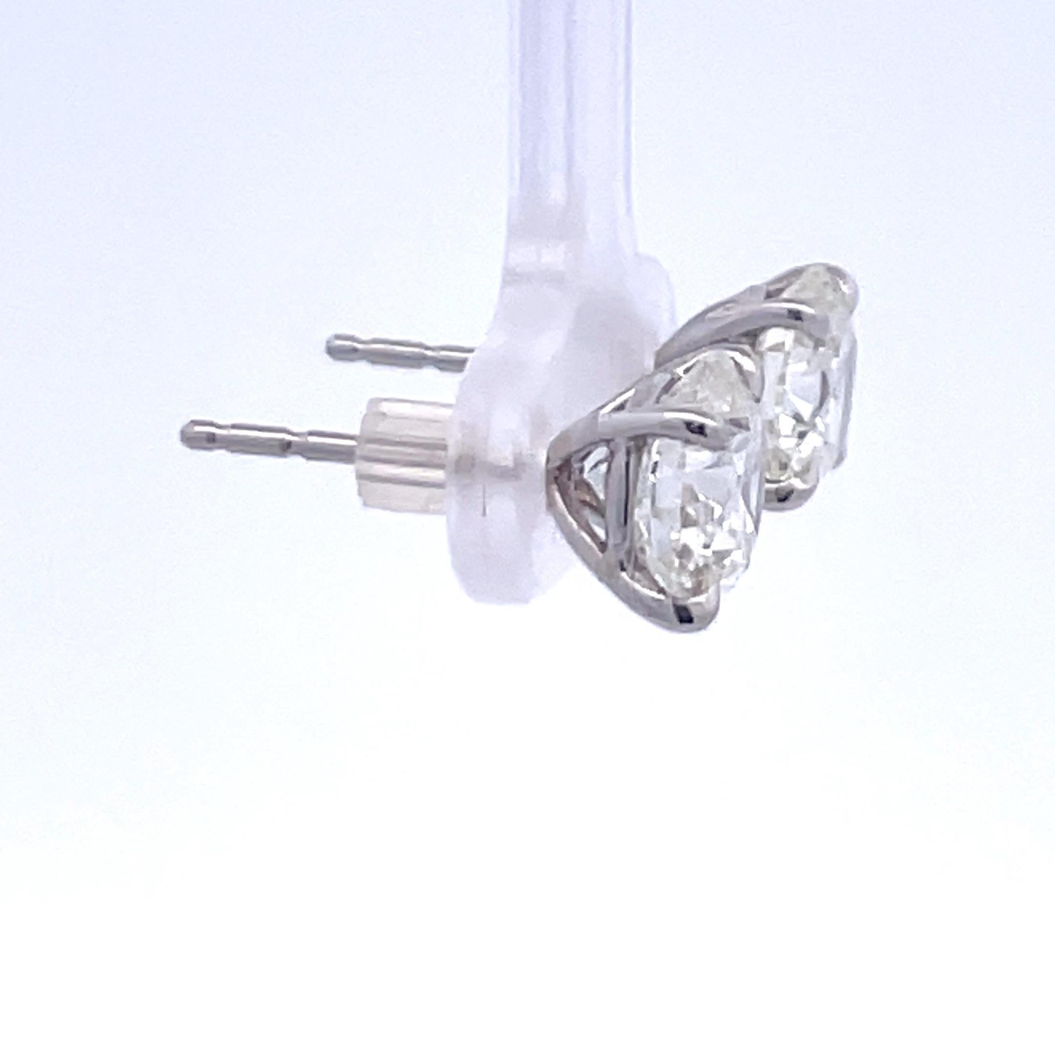 Round Cut Diamond Stud Earrings 4.05 Carats K SI1-SI3 18 Karat White Gold Champagne Set For Sale