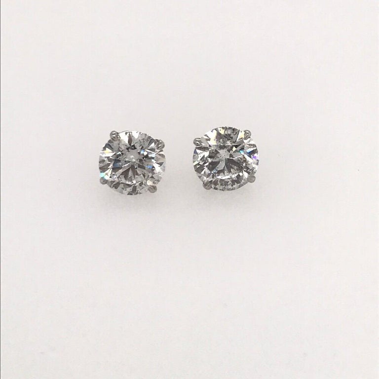 Diamond stud earrings featuring two round brilliants weighing 4.63 carats, in a 18k white gold champagne setting.
Color F-G
Clarity I1
