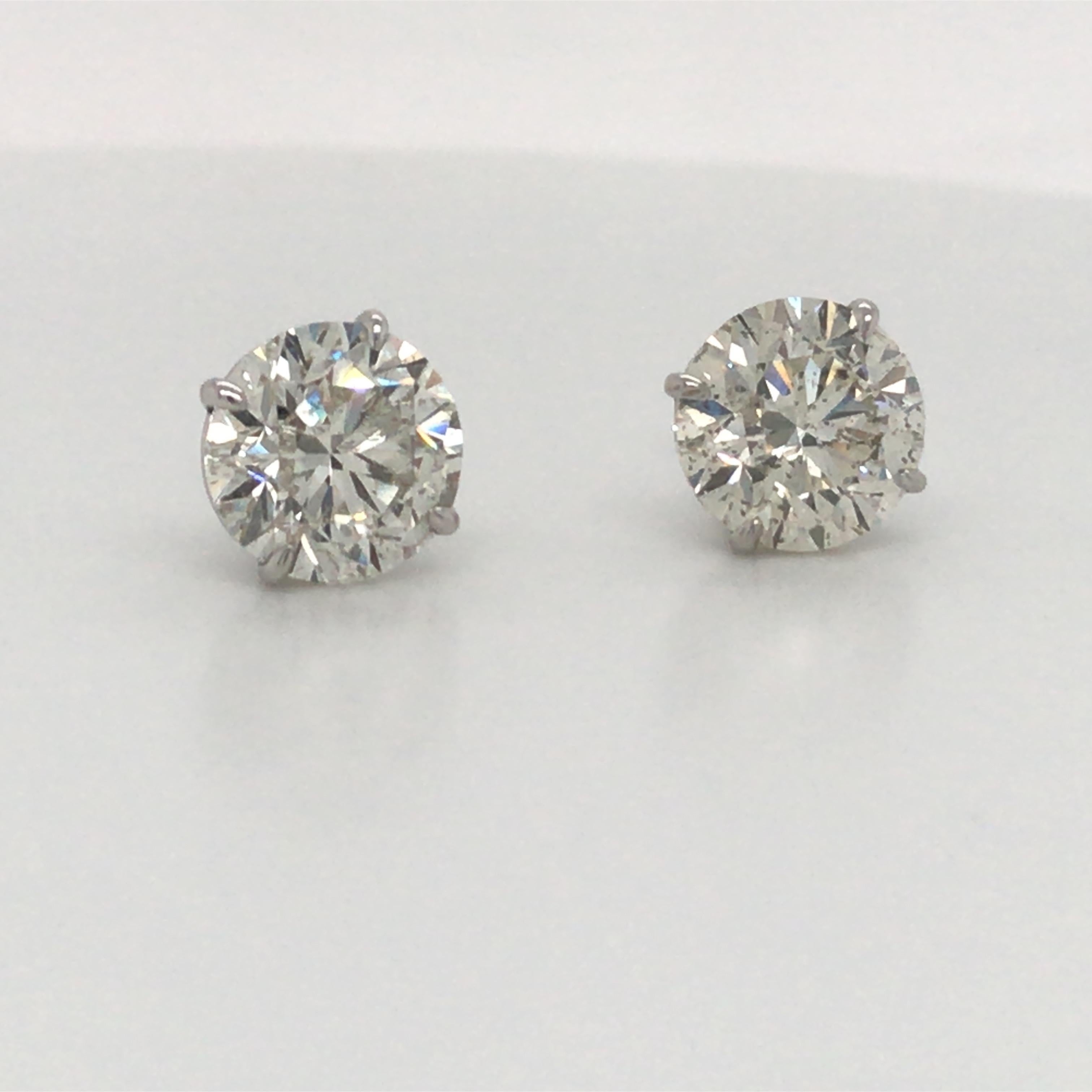 18K White gold diamnd stud earrings weighing 6.23 carats in a 4 prong champagne setting.
Color I-J
Clarity SI3-I1 

Please email for our additional 6 carat studs. 