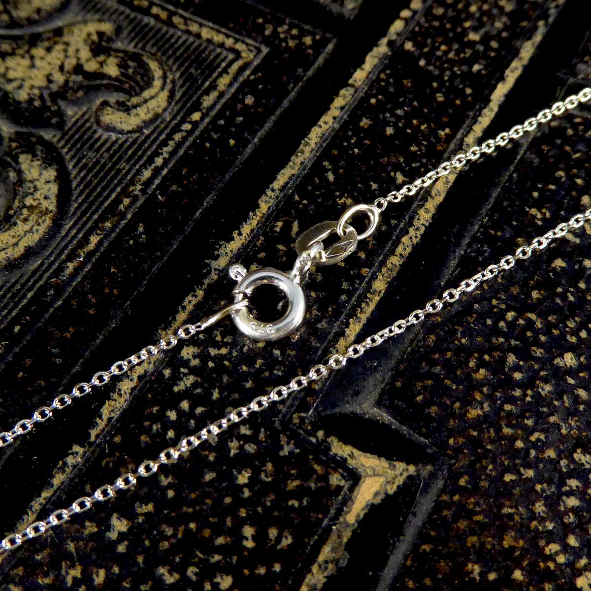 Clous d'oreilles et collier en or blanc et diamants Excellent état - En vente à Yorkshire, West Yorkshire
