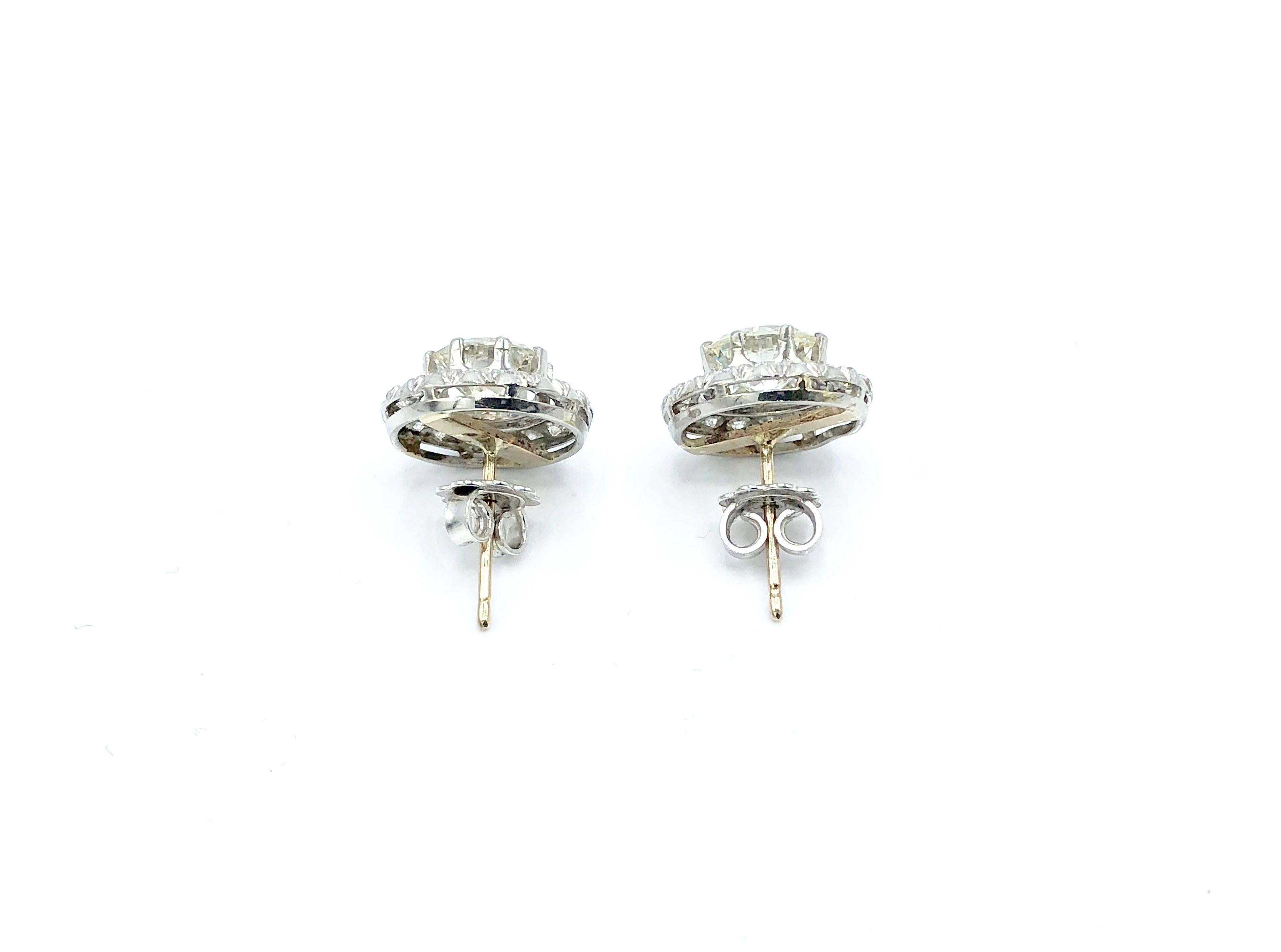 An elegant pair of diamond stud earrings. 

The total carat weight is 2 ct circa 

2 Central diamonds (Cape color, VS clarity): 3,24 ct 
Other diamonds: 0.85 ct

