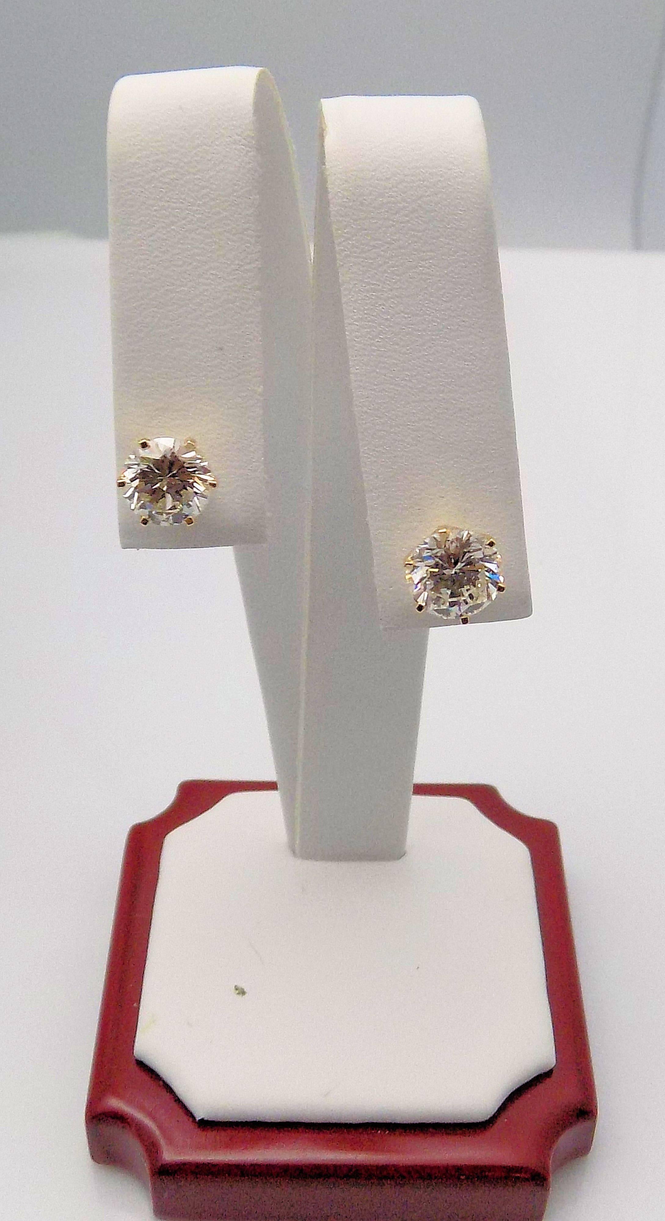 Round Cut Diamond Stud Earrings in 14 Karat Yellow Gold For Sale