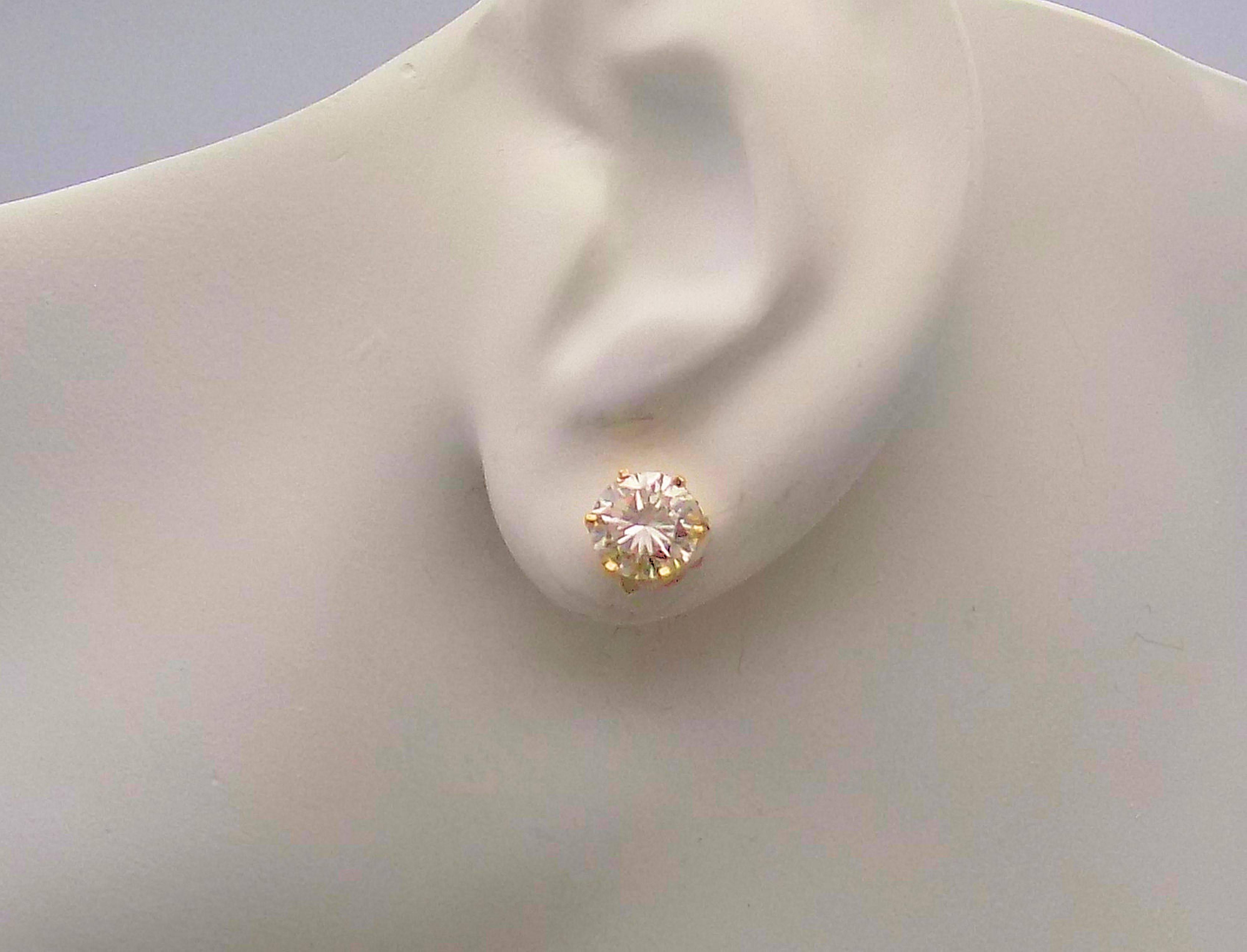 Women's or Men's Diamond Stud Earrings in 14 Karat Yellow Gold For Sale