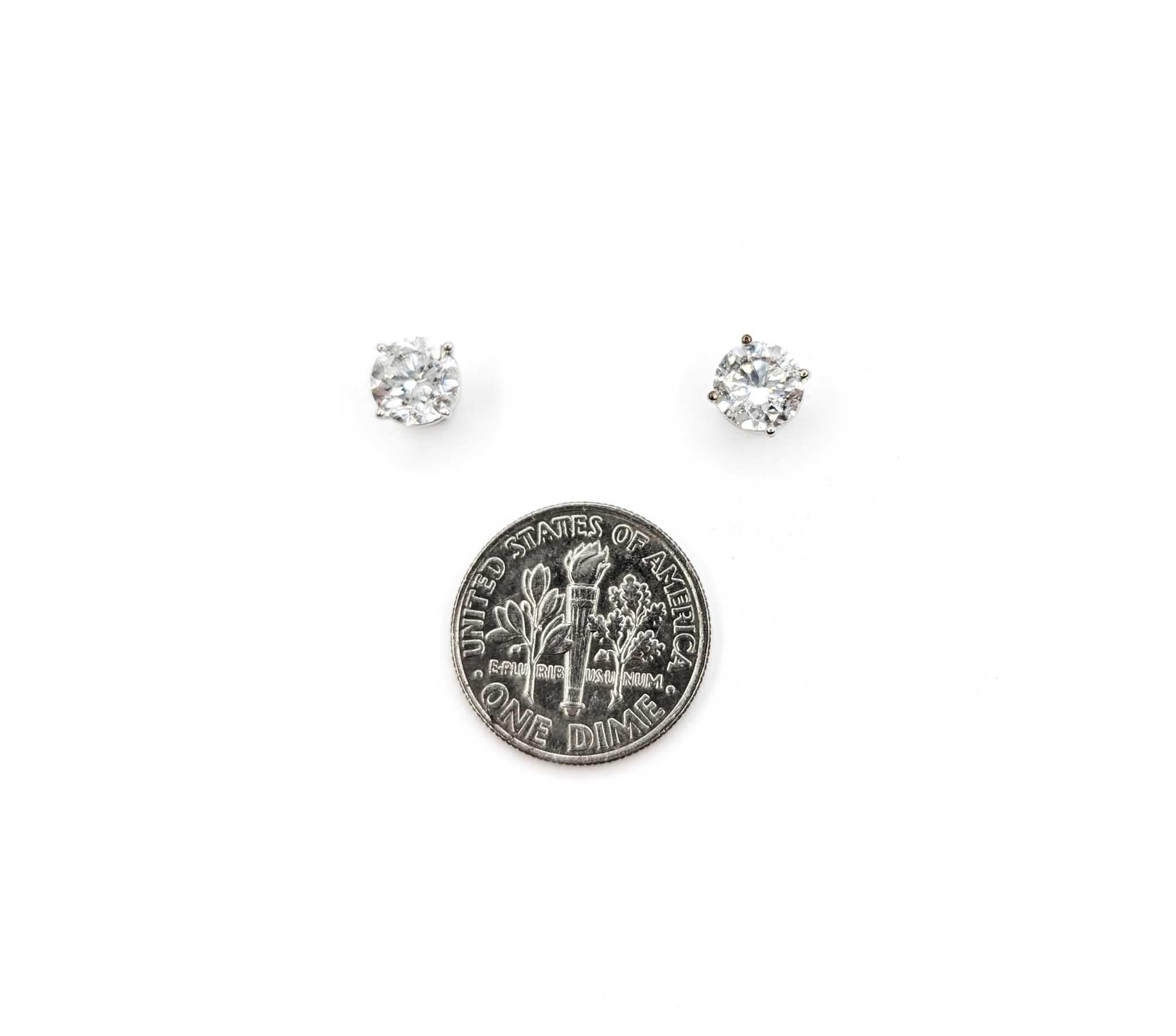 Diamant-Ohrstecker aus 14k Weißgold

Diese wunderschönen Diamant-Ohrstecker sind aus 14 Karat Weißgold gefertigt und bestehen aus 1,96 ct Diamanten. Die Diamanten haben eine Reinheit von I mit einem fast farblosen weißen Farbton und funkeln