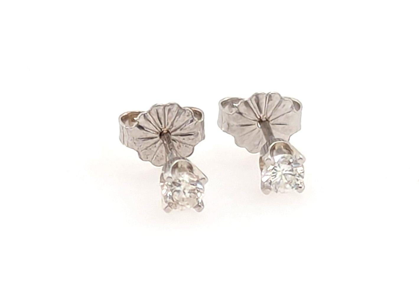 Boucles d'oreilles diamant Mined .20ct Round Brilliant 14K White Gold Pushback



Caractéristiques 2 véritables diamants ronds taillés en brillant naturels minés 

Clous d'oreilles classiques en diamant

Bien en dessous du prix de gros

Diamants
