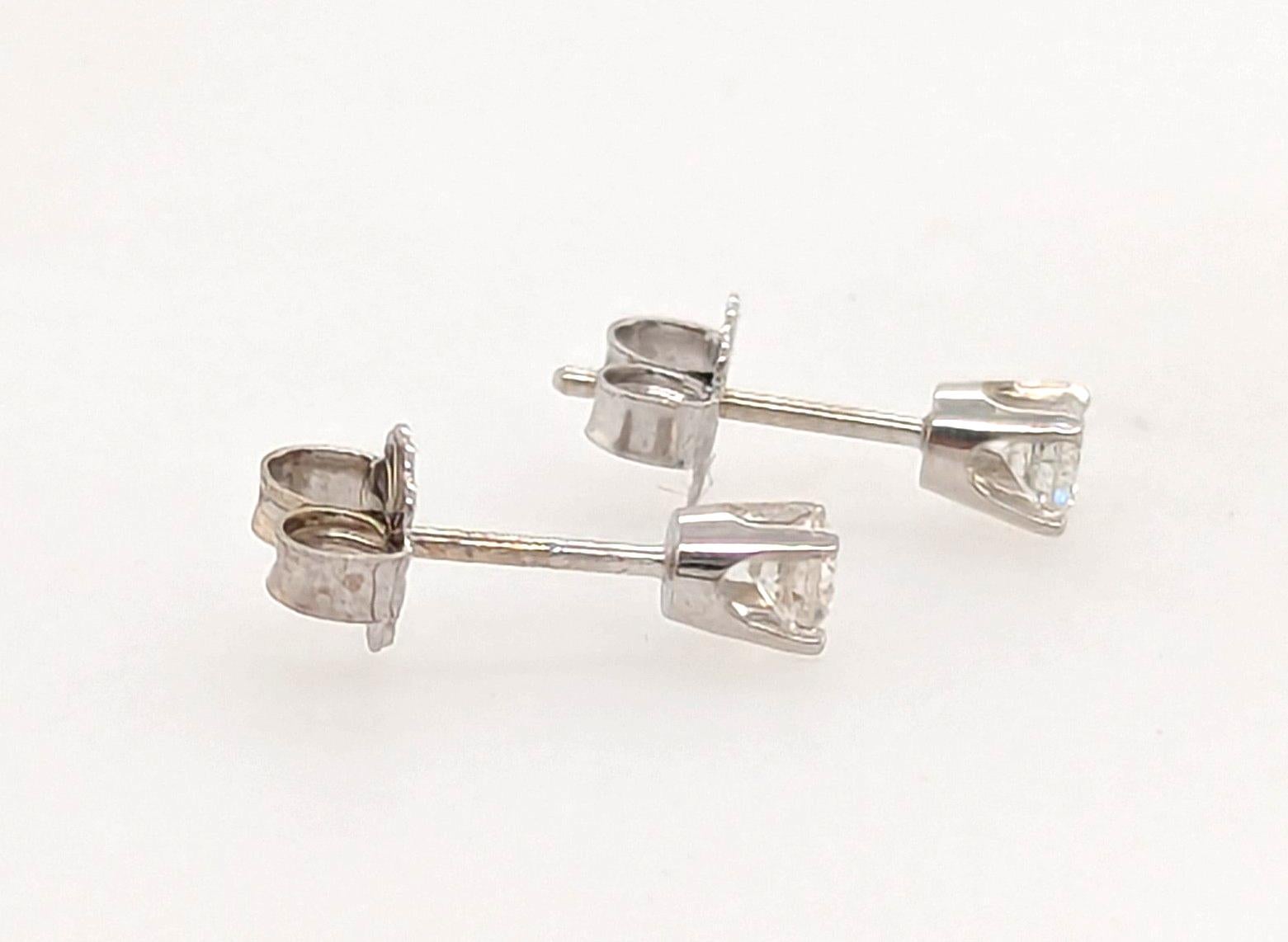 Taille ronde Boucles d'oreilles diamant Mined .20ct Round Brilliant 14K White Gold Pushback en vente