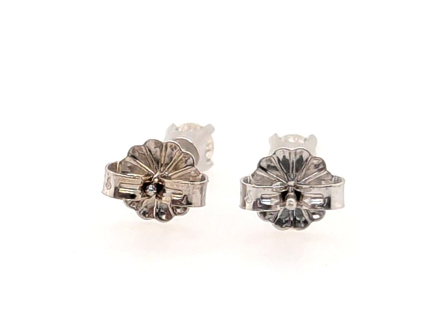Boucles d'oreilles diamant Mined .20ct Round Brilliant 14K White Gold Pushback Excellent état - En vente à Dearborn, MI