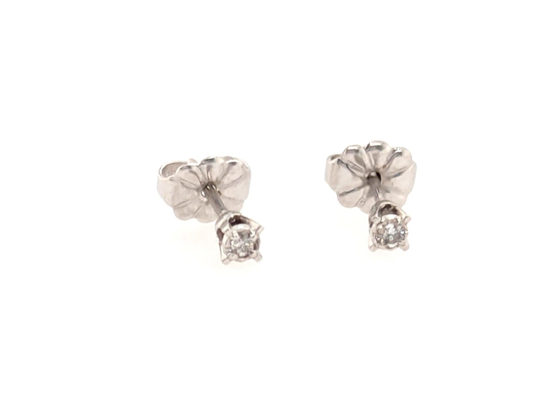 Diamant-Ohrstecker Mined Round 14K Weißgold Pushback .40ct Look



Merkmale 2 Echte, natürlich abgebaute Diamanten 

Ein .40ct Look für viel weniger

Klassische Diamant-Ohrstecker

100% natürlich abgebaute Diamanten 

.05 Karat Diamantgewicht 

14K