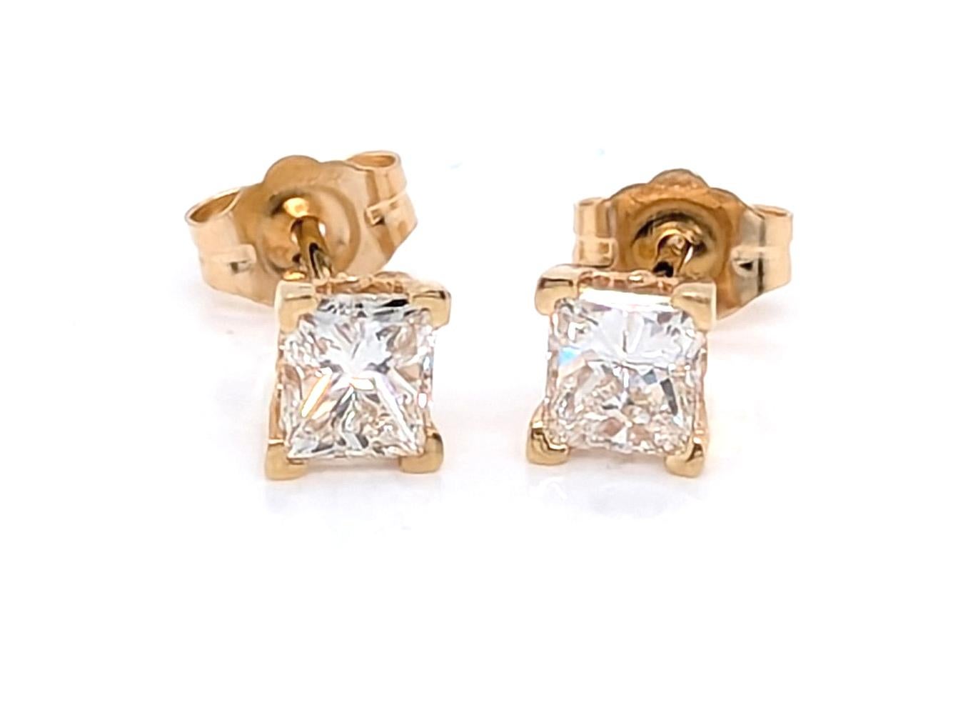 BRAND NEW Orecchini a perno con diamante naturale estratto 1ct taglio principessa in oro giallo 14K Pushback 

Presenta 2 incredibili diamanti F-G VVS naturali tagliati a principessa abbinati 

100% diamanti naturali estratti 

1,00 Carati di
