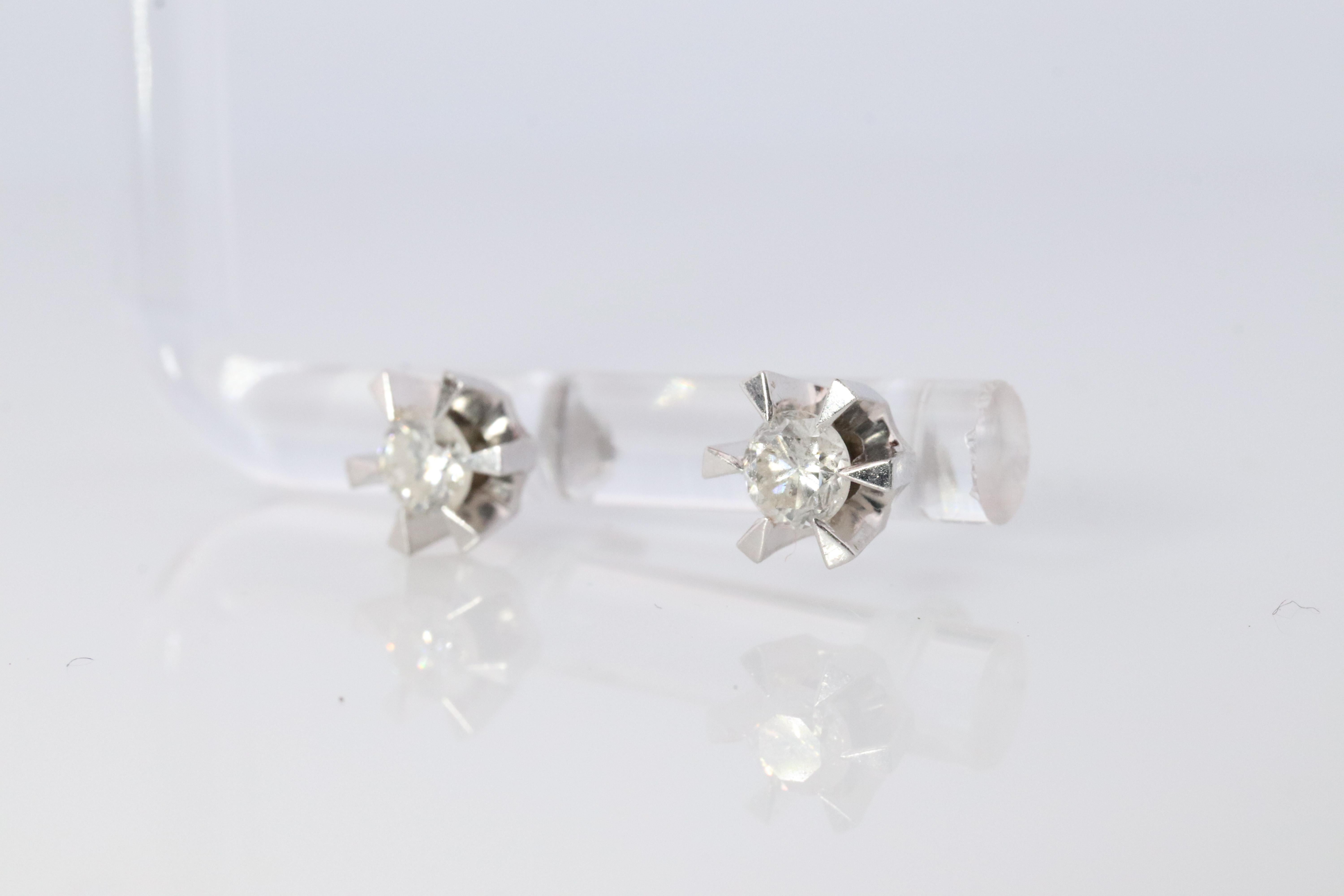 Moderno Orecchini con diamanti. Orecchini in platino PT900 1/2ct con diamante Belcher Claw. in vendita