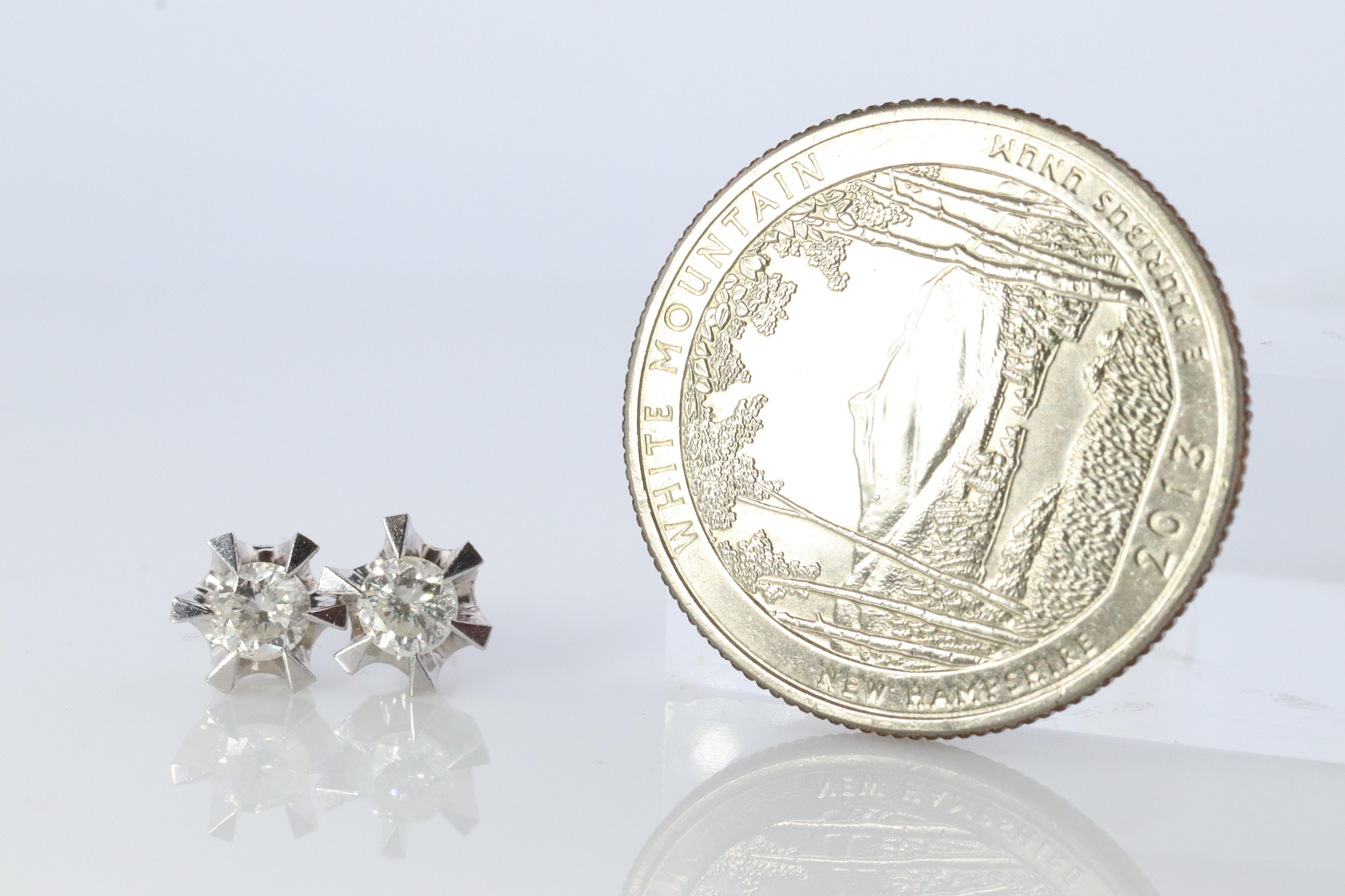 Donna Orecchini con diamanti. Orecchini in platino PT900 1/2ct con diamante Belcher Claw. in vendita