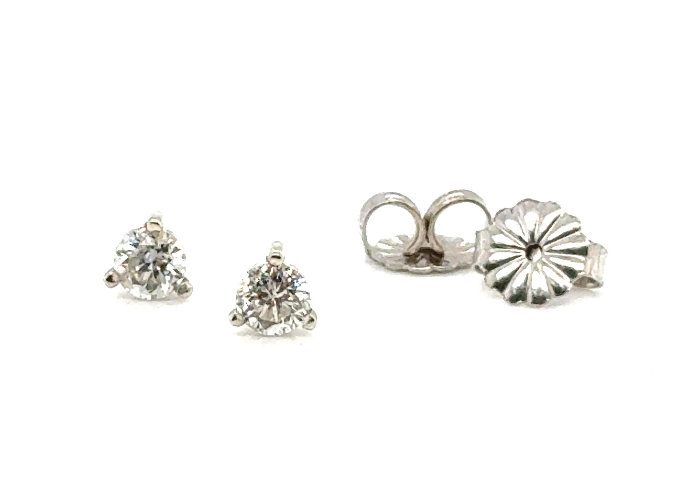 Diamant-Ohrstecker Pushback Mined .40ct Runder Brillantschliff 14K Weißgold


Merkmale 2 echte natürliche Diamanten mit rundem Brillantschliff 

Klassische Diamant-Ohrstecker

100% natürlich abgebaute Diamanten 

.40 Karat Diamantgewicht 

14K