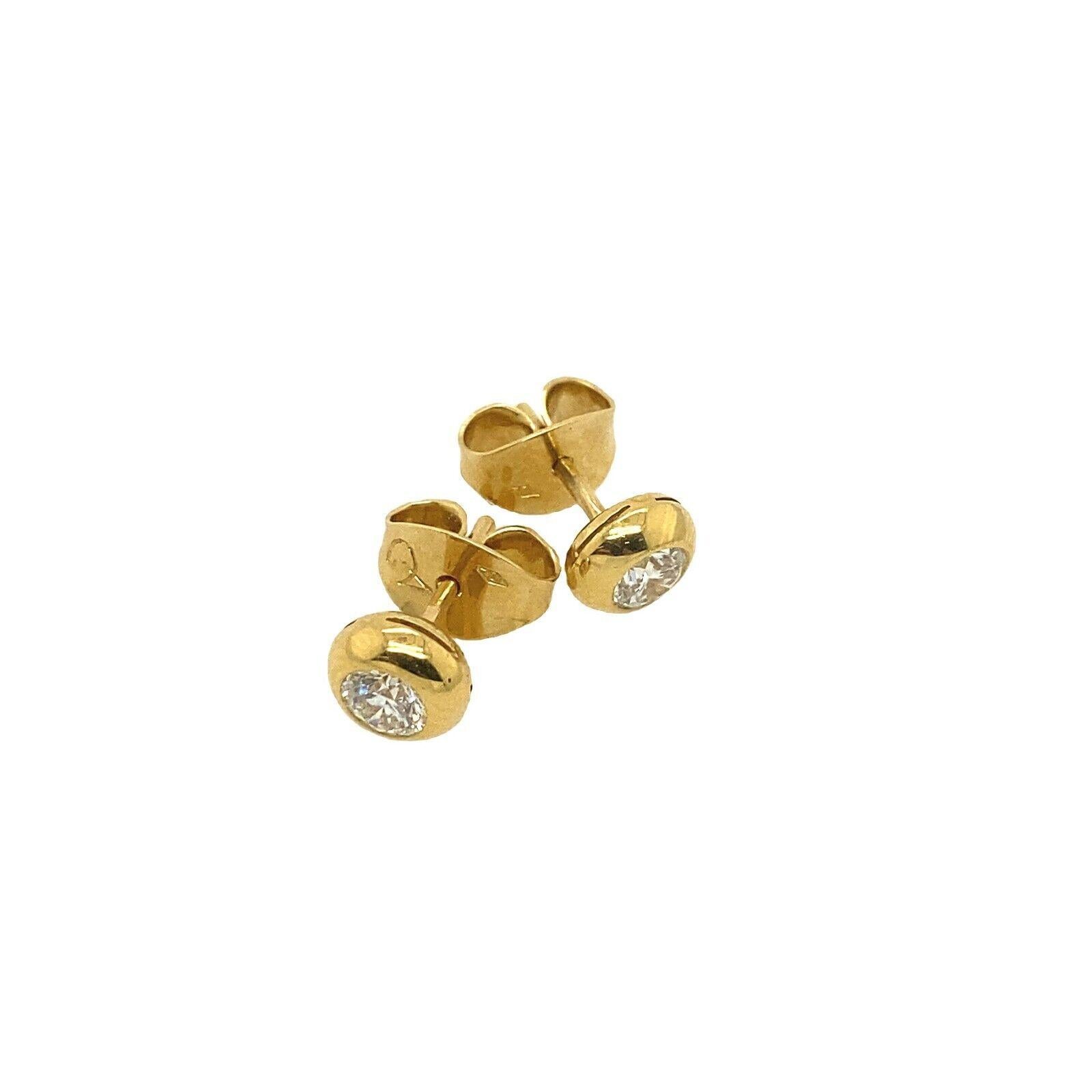 Diamond Stud Earrings Set with 0.65ct F/VS Diamonds in 18ct Yellow Gold In Excellent Condition For Sale In London, GB