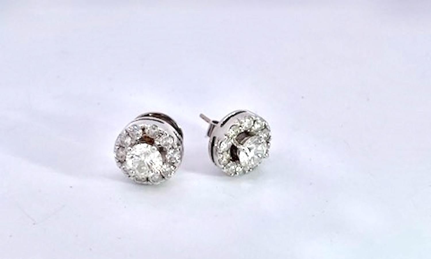 Taglio rotondo Orecchini con diamante con contorno di diamanti 18K in vendita