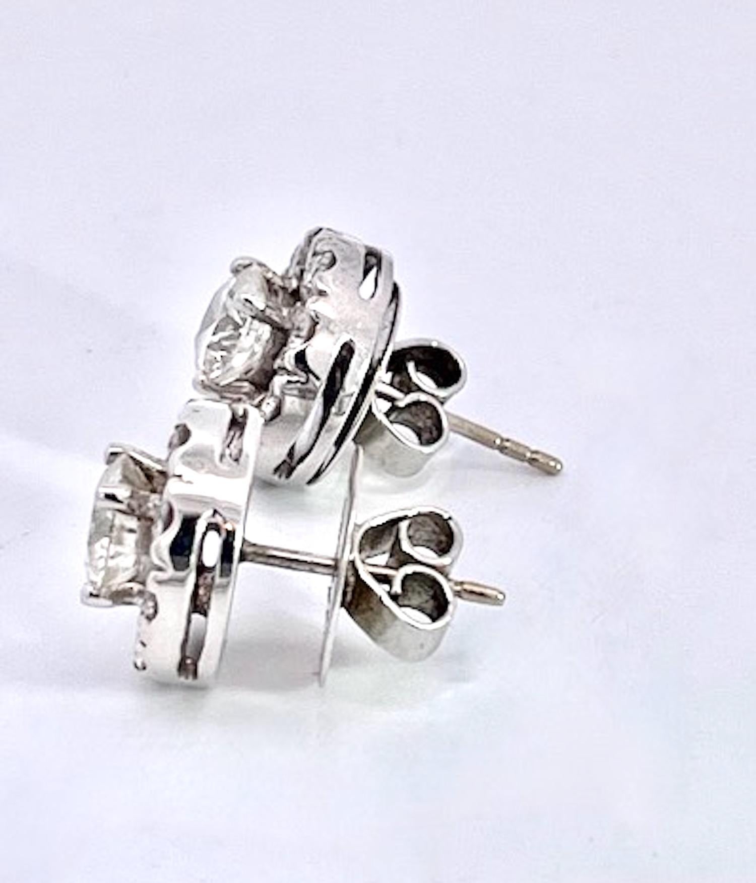 Orecchini con diamante con contorno di diamanti 18K in vendita 1