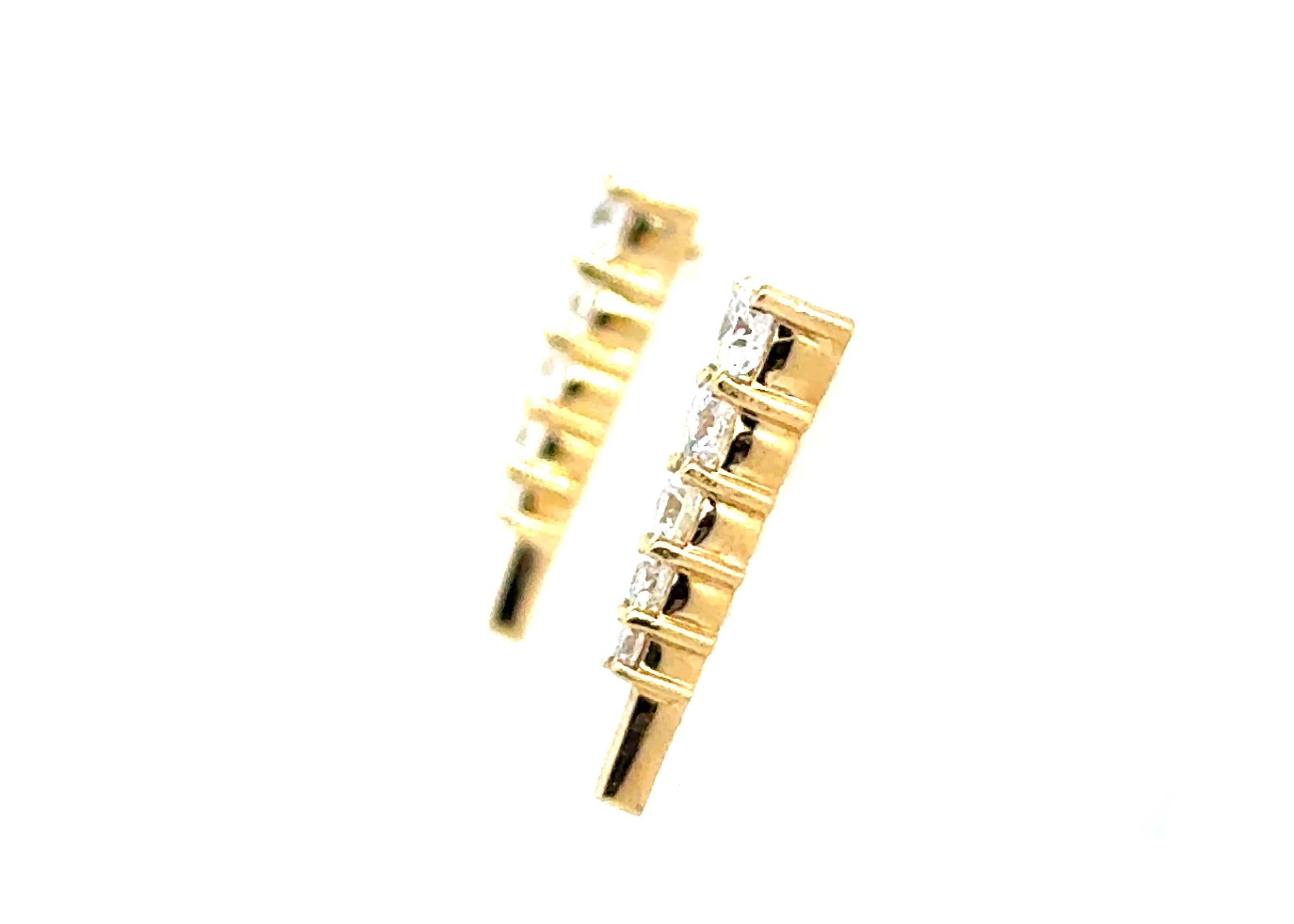 Boucles d'oreilles gradées en diamant miné .67ct 14K or jaune F VS



Comprenant 10 véritables diamants ronds de taille brillant de qualité naturelle (F VS)

Les diamants de taille graduelle vont du plus grand au plus petit du haut au bas de la