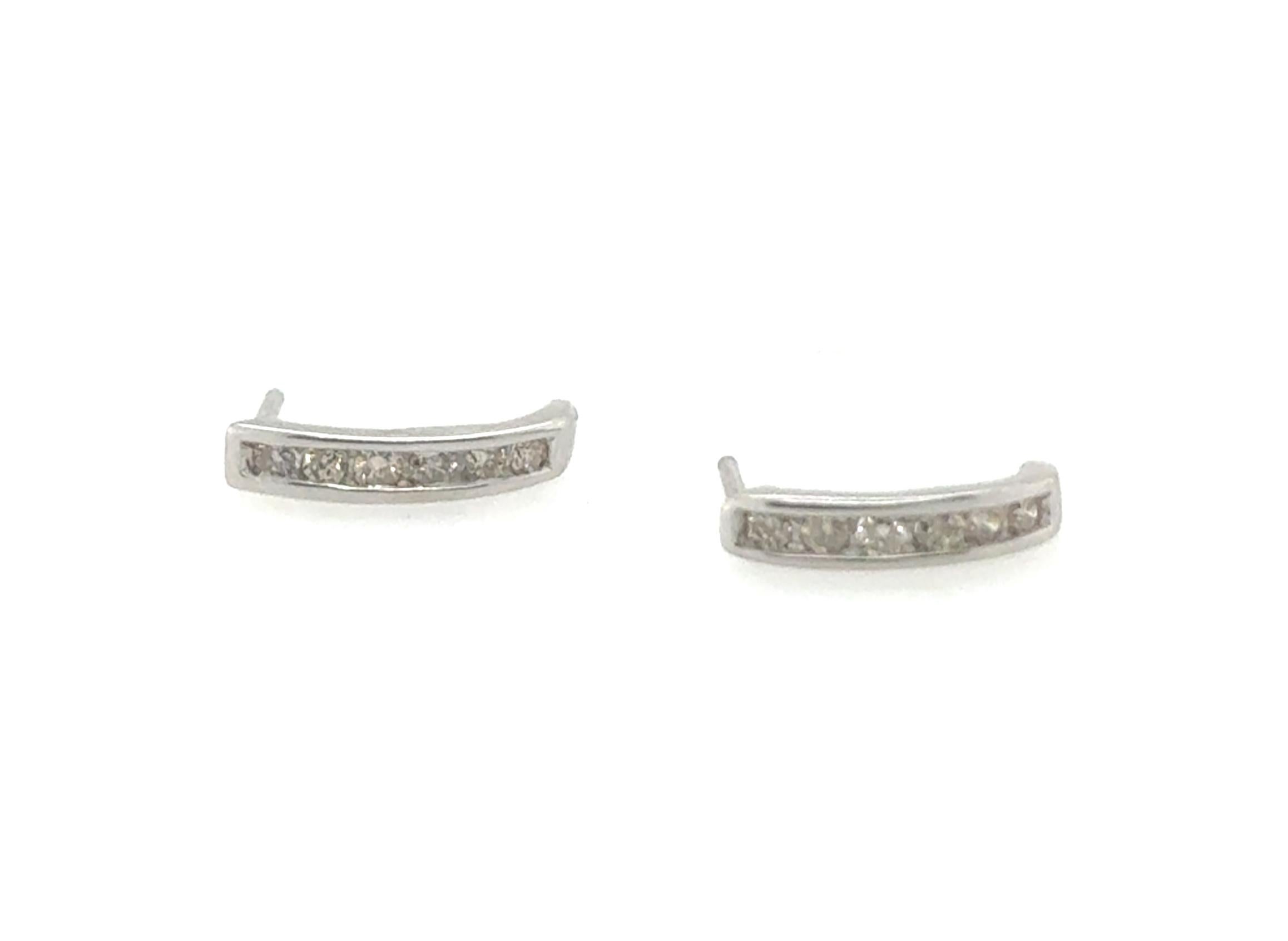 Orecchini a cerchio con perno di diamanti, coniati, da 0,25 carati, in platino e oro bianco 14 carati.


Con 12 autentici diamanti rotondi taglio brillante estratti in miniera

100% Diamonds Mine naturali

peso del diamante di .25 carati

Platino