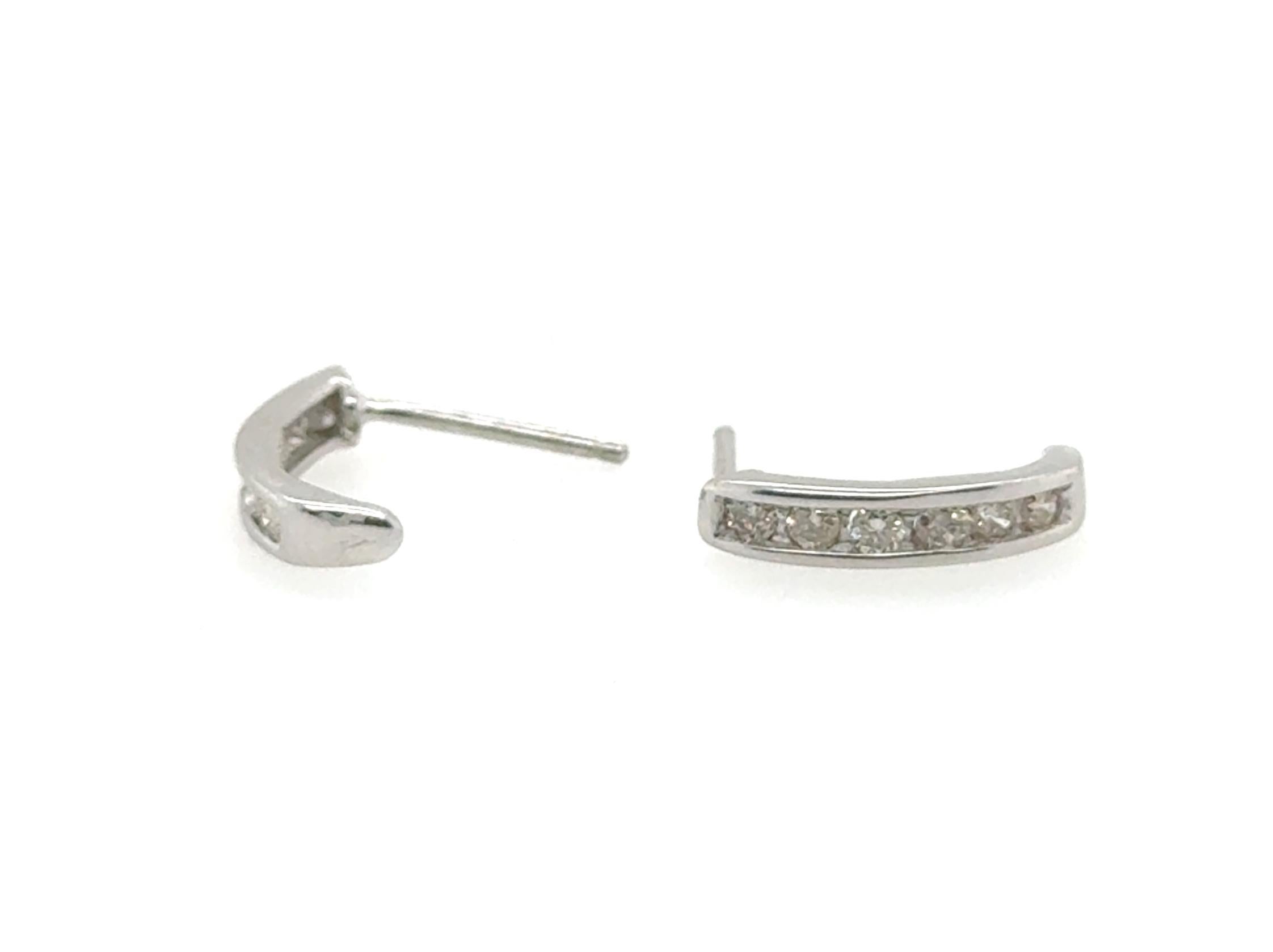 Taglio rotondo Orecchini a cerchio con perno di diamante con diamante coniato da 0,25 ct in platino e oro bianco 14 carati in vendita
