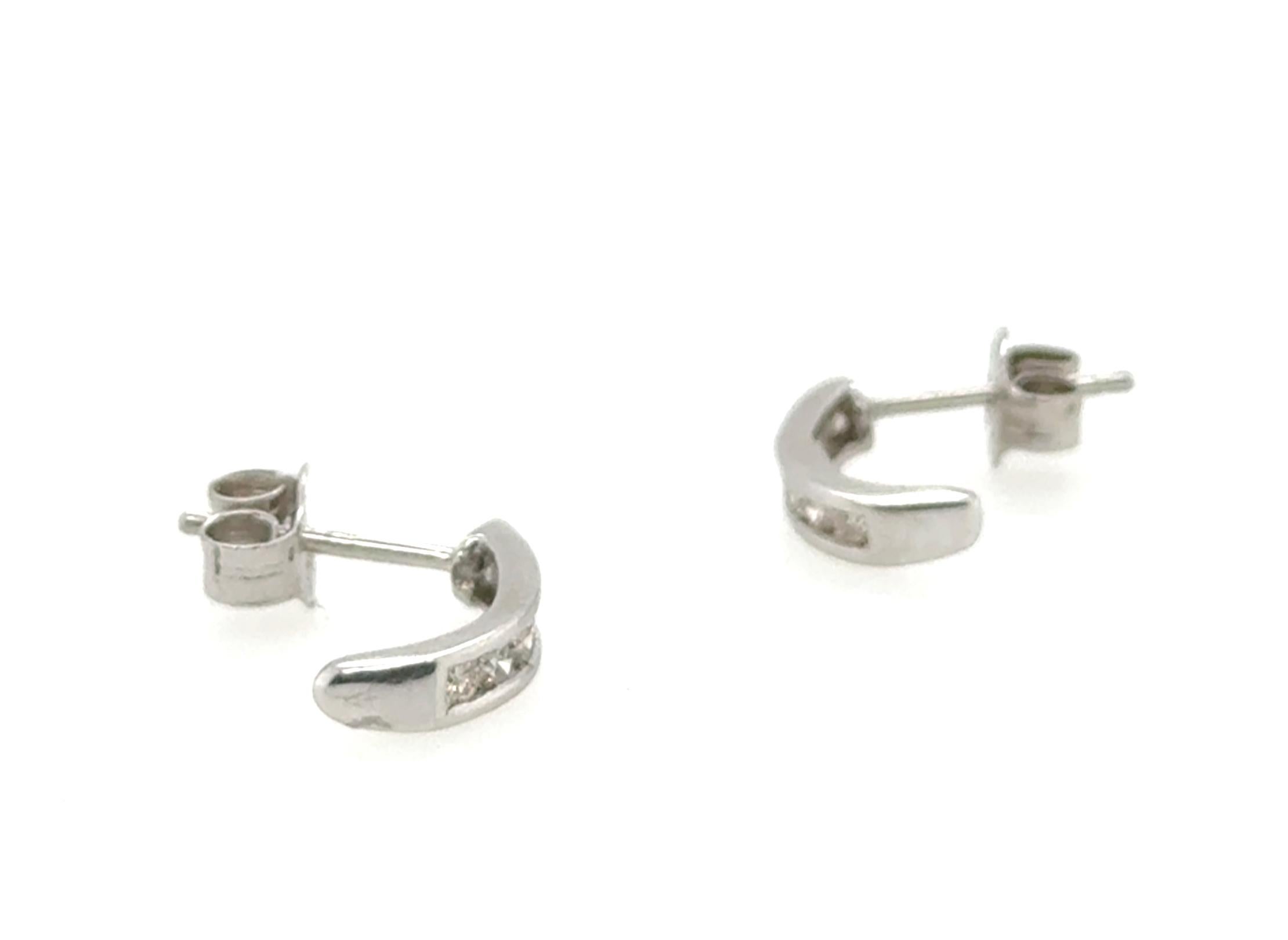 Orecchini a cerchio con perno di diamante con diamante coniato da 0,25 ct in platino e oro bianco 14 carati In condizioni ottime in vendita a Dearborn, MI