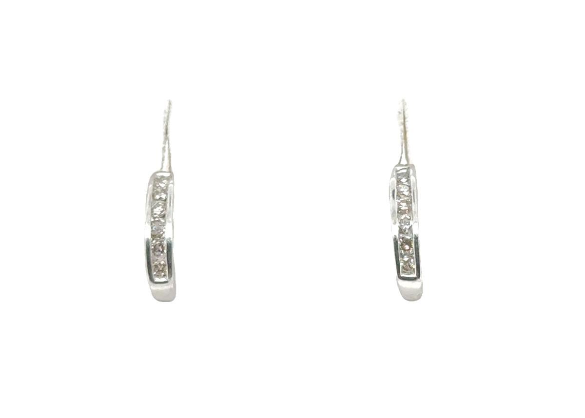 Orecchini a cerchio con perno di diamante con diamante coniato da 0,25 ct in platino e oro bianco 14 carati