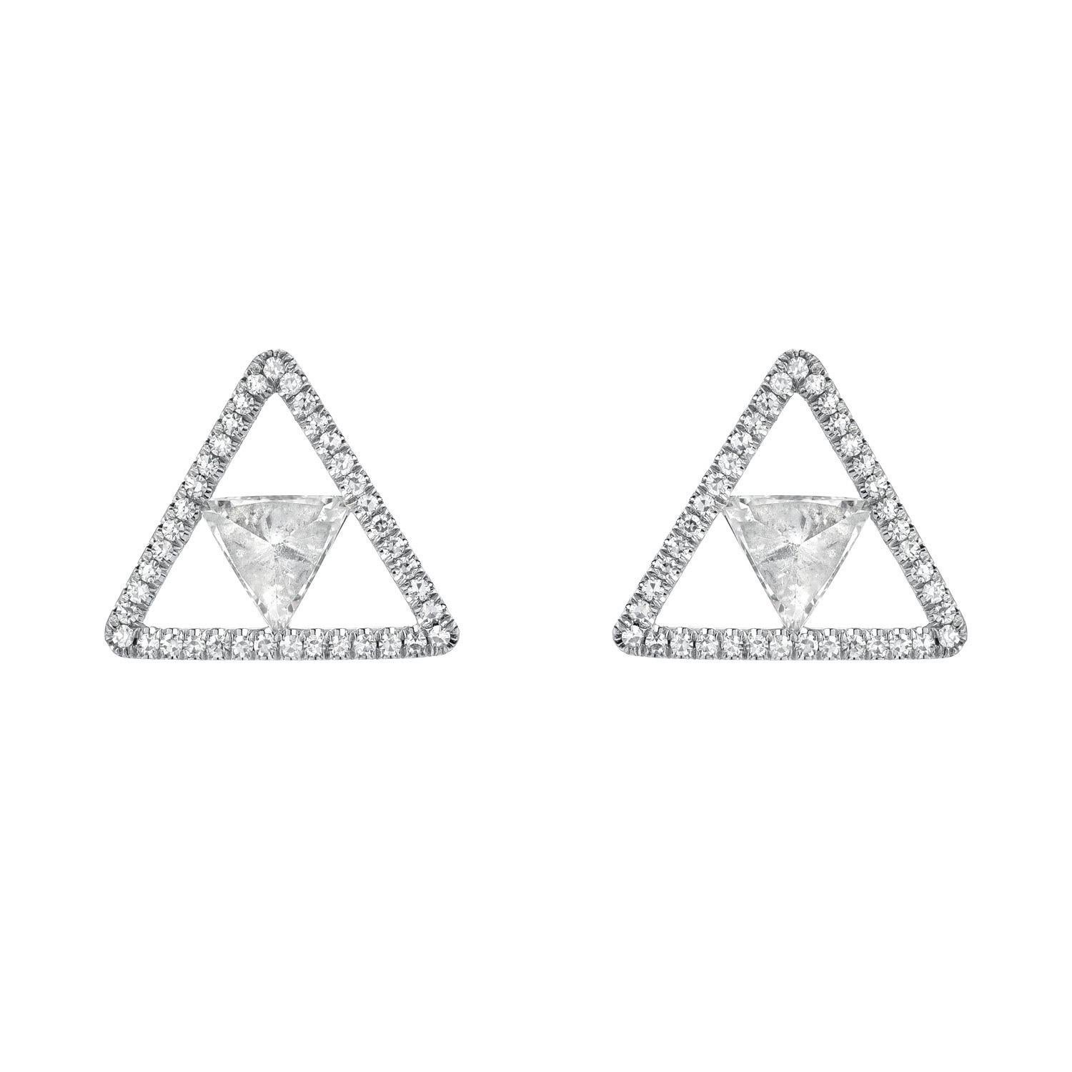 Boucles d'oreilles en platine composées de diamants Trillion en serti inversé pesant un total de 0,49 carats, H/SI1, encadrés par des diamants ronds de taille unique F/VS.
Taille des boucles d'oreilles : 10 millimètres.
Fabriqué par des mains