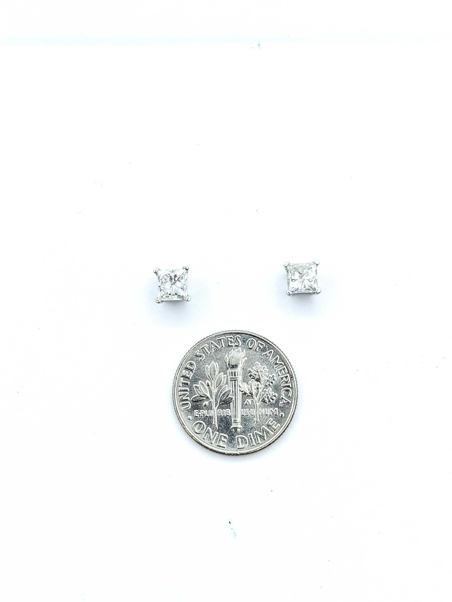 Boucles d'oreilles à vis en or blanc 14k avec clous d'oreilles en diamant en vente 4