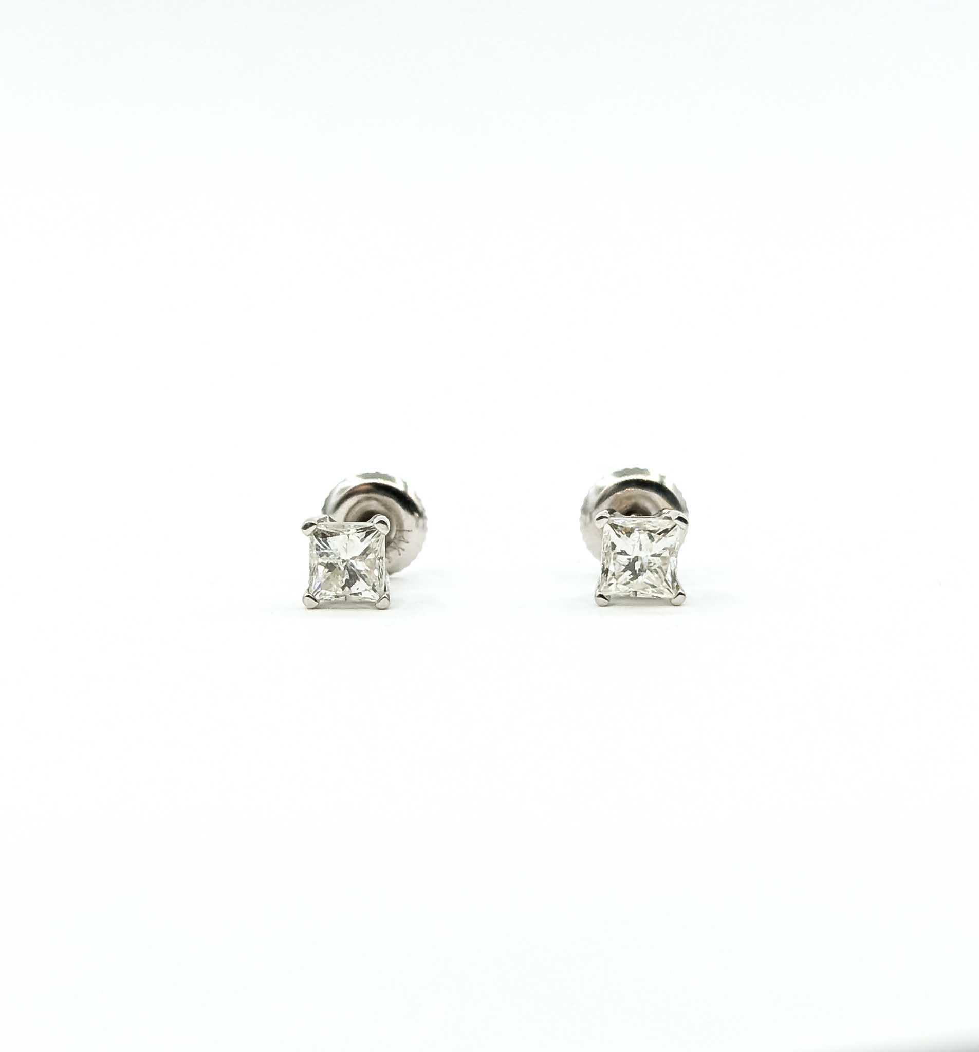 Contemporain Boucles d'oreilles à vis en or blanc 14k avec clous d'oreilles en diamant en vente