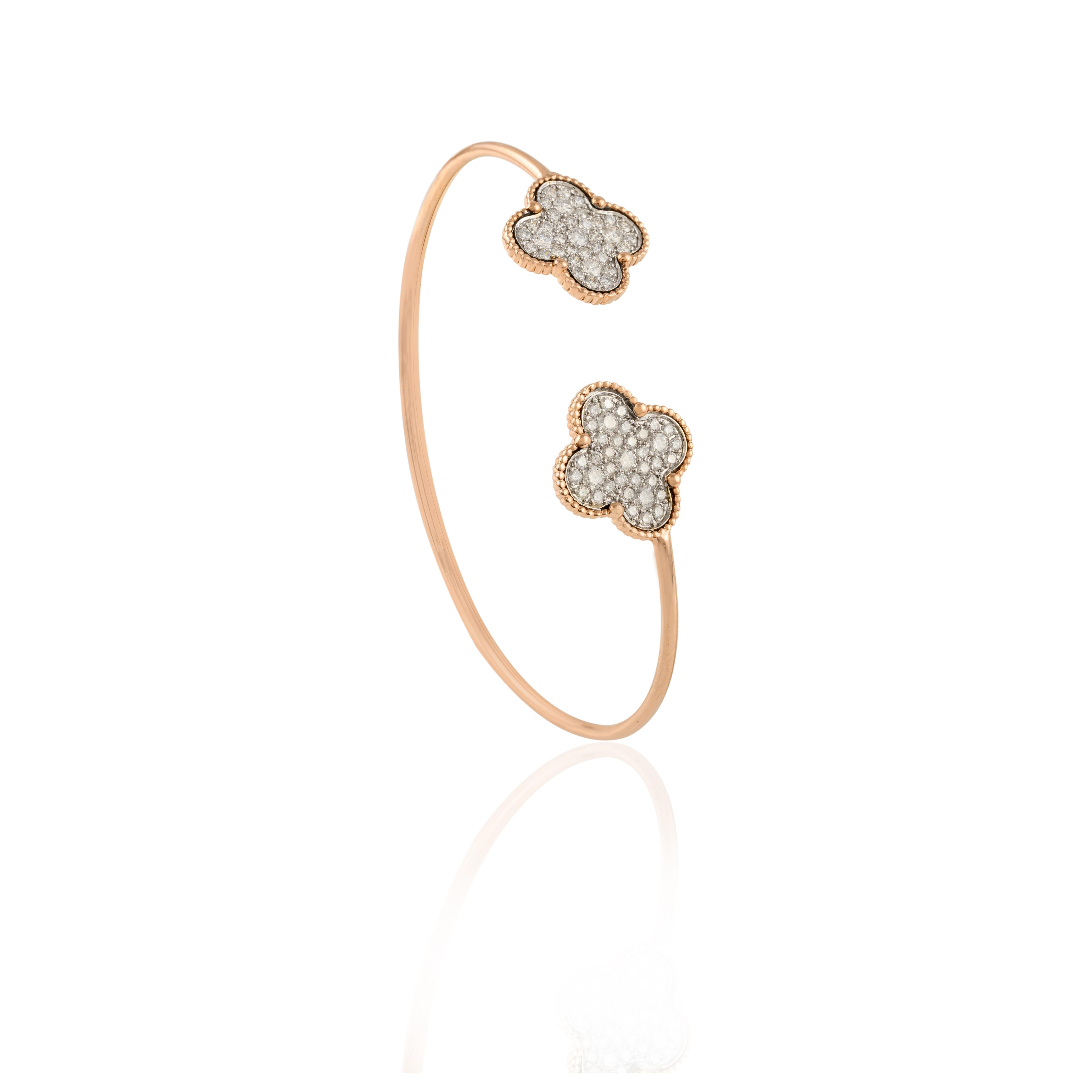 Das Clover Diamond Cuff Bracelet aus 18 Karat Gold ist mit funkelnden natürlichen Diamanten von 1,15 Karat besetzt. 
Der April-Geburtsstein Diamant bringt Liebe, Ruhm, Erfolg und Wohlstand.
Entworfen mit Diamanten in zwei Kleeblättern, die einen
