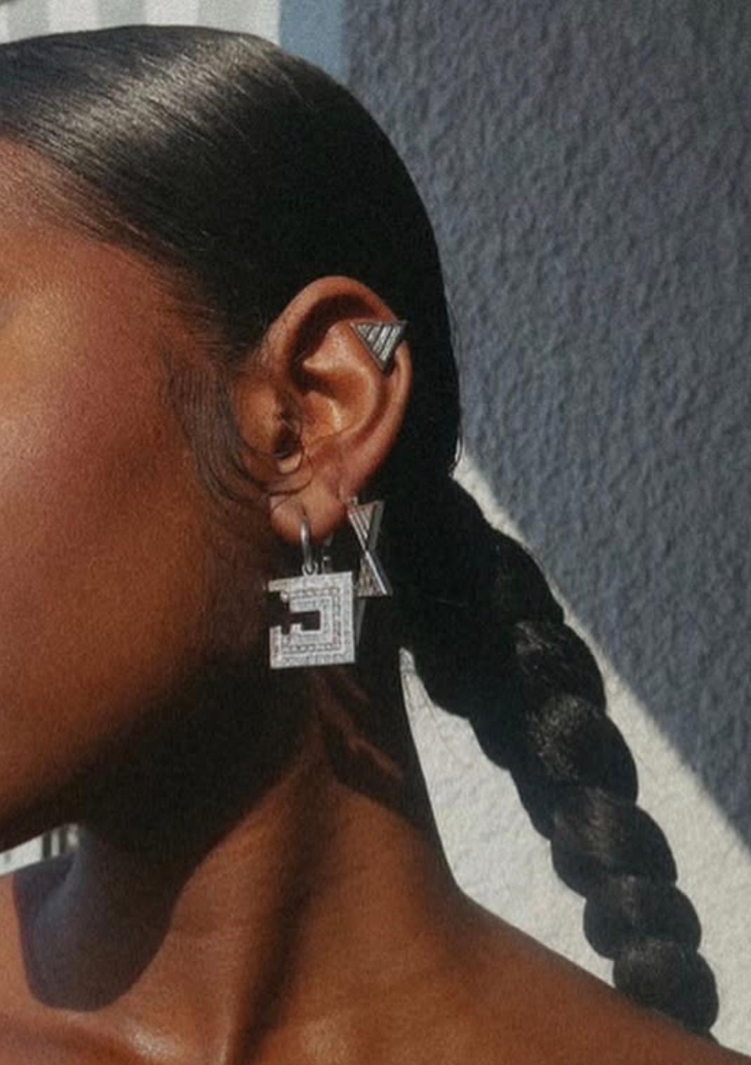 Changez vos clous en diamant pour quelque chose de plus audacieux ce printemps et cet été. 

Ces clous d'oreilles en or blanc recyclé 18k sont sertis de diamants baguette naturels de 1ct et de diamants trillion taillés sur mesure.  Ces clous