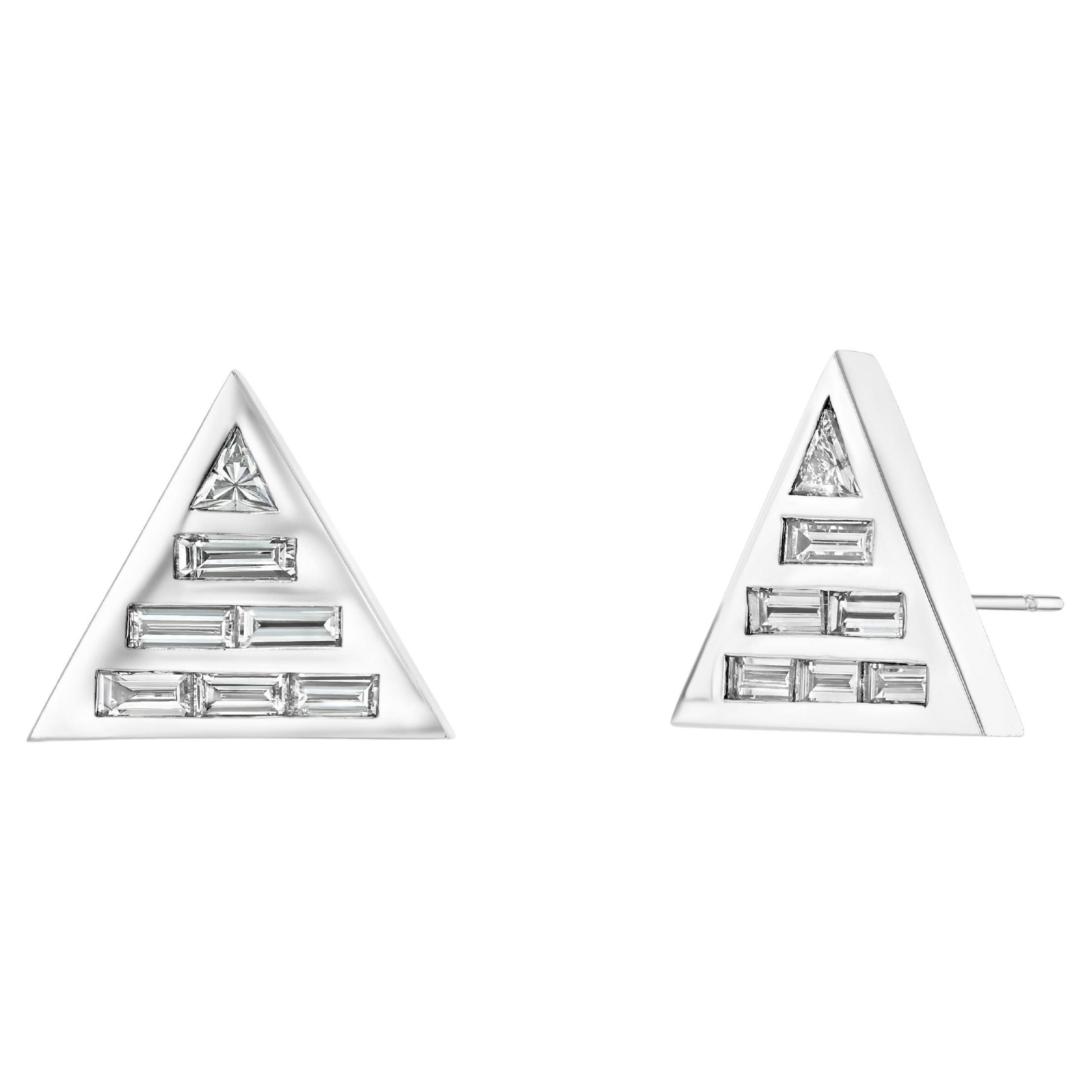 Boucles d
oreilles en or blanc Diamond Studs Boucles d
oreilles en or blanc avec trillion et diamant baguette de 1 carat en vente
