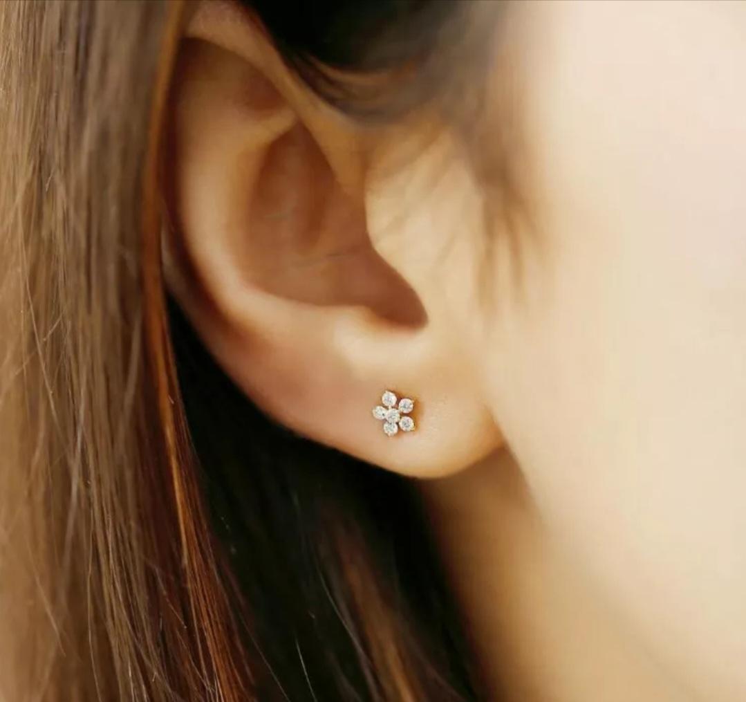 Boucles d'oreilles diamant en or massif 14k Boucles d'oreilles fleuries en diamant Cadeau de mariage. Neuf - En vente à Chicago, IL