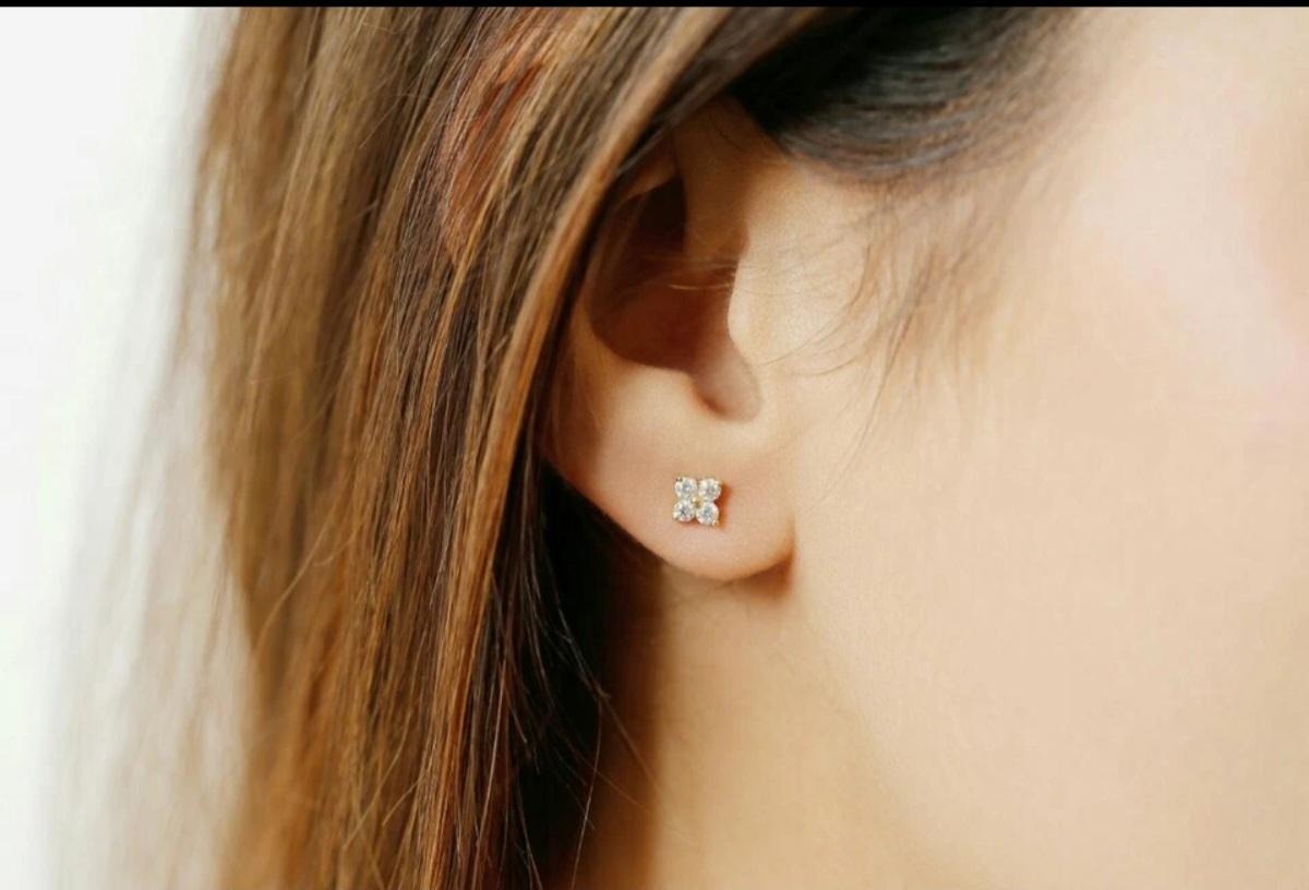 Orecchini con borchie di diamanti Quadrato a grappolo in oro massiccio 14k Regalo di nozze con borchie a grappolo. In condizioni Nuovo in vendita a Chicago, IL