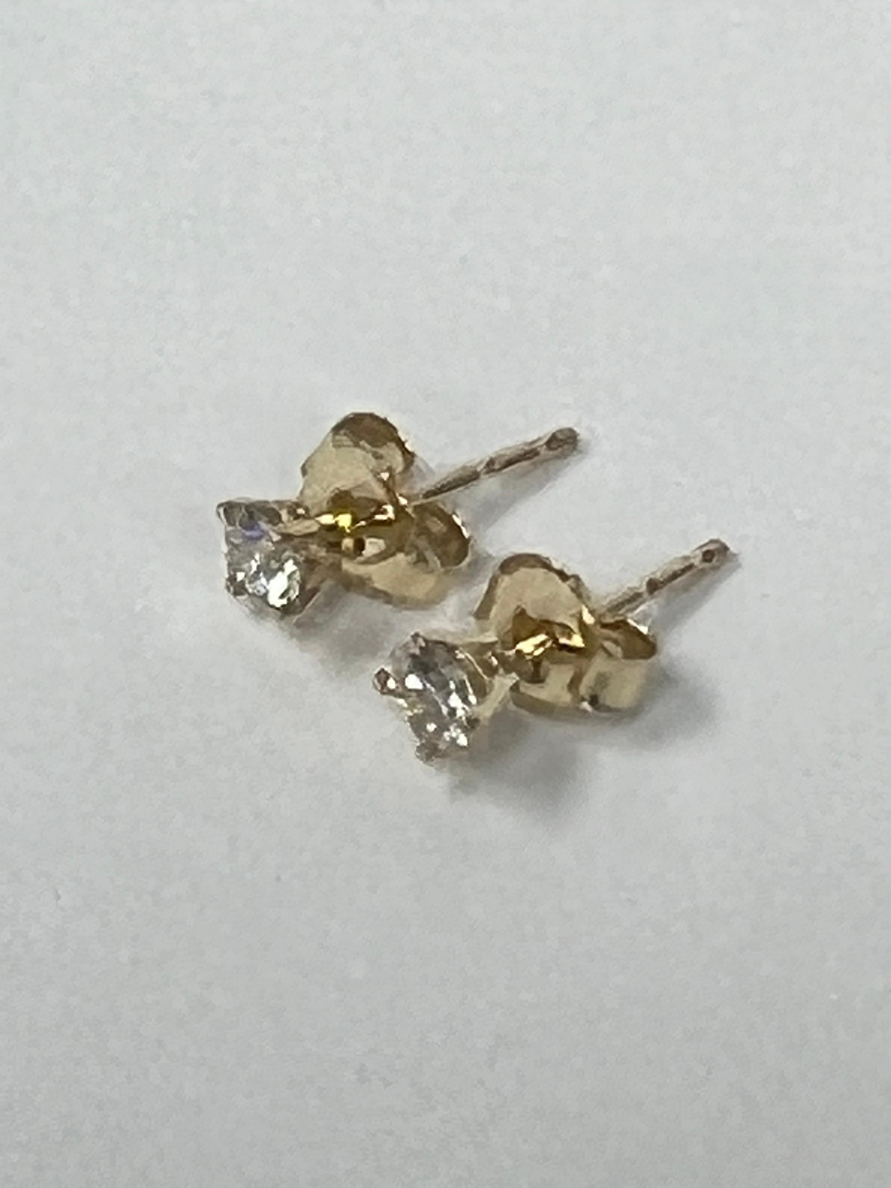 With these exquisite diamond studs, style and glamour are in the spotlight. These studs are set in 14-karat gold. The color of the diamonds is SI. The clarity is VS2-SI1. It is made out of 2 diamonds totaling 0.25 carats (1/4CT). It is set in a
