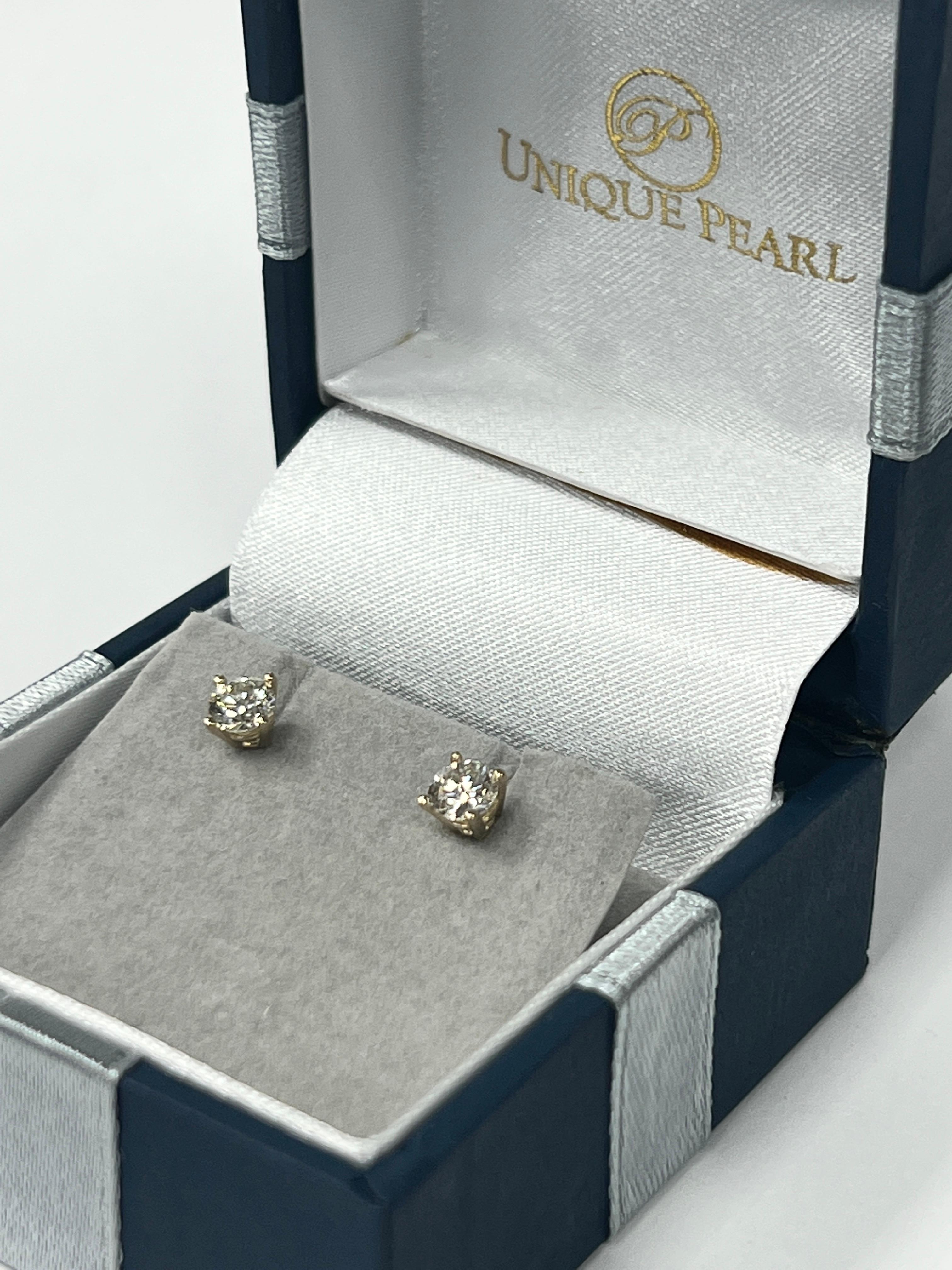 With these exquisite diamond studs, style and glamour are in the spotlight. These studs are set in 14-karat gold. The color of the diamonds is SI. The clarity is VS2-SI1. It is made out of 2 diamonds totaling 0.50 carats (1/2CT). It is set in a