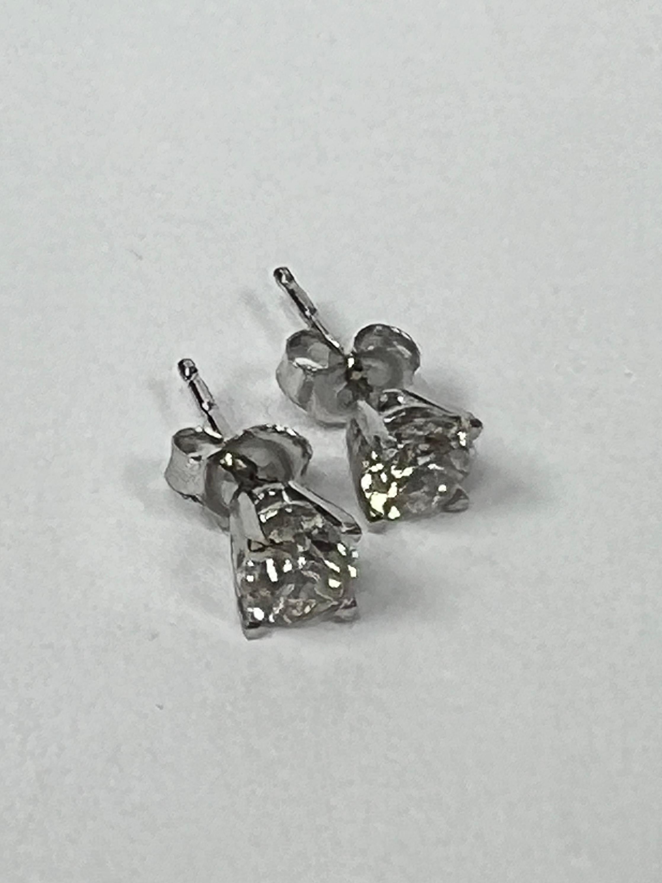 With these exquisite diamond studs, style and glamour are in the spotlight. These studs are set in 14-karat gold. The color of the diamonds is SI. The clarity is VS2-SI1. It is made out of 2 diamonds totaling 0.75 carats (3/4CT). It is set in a