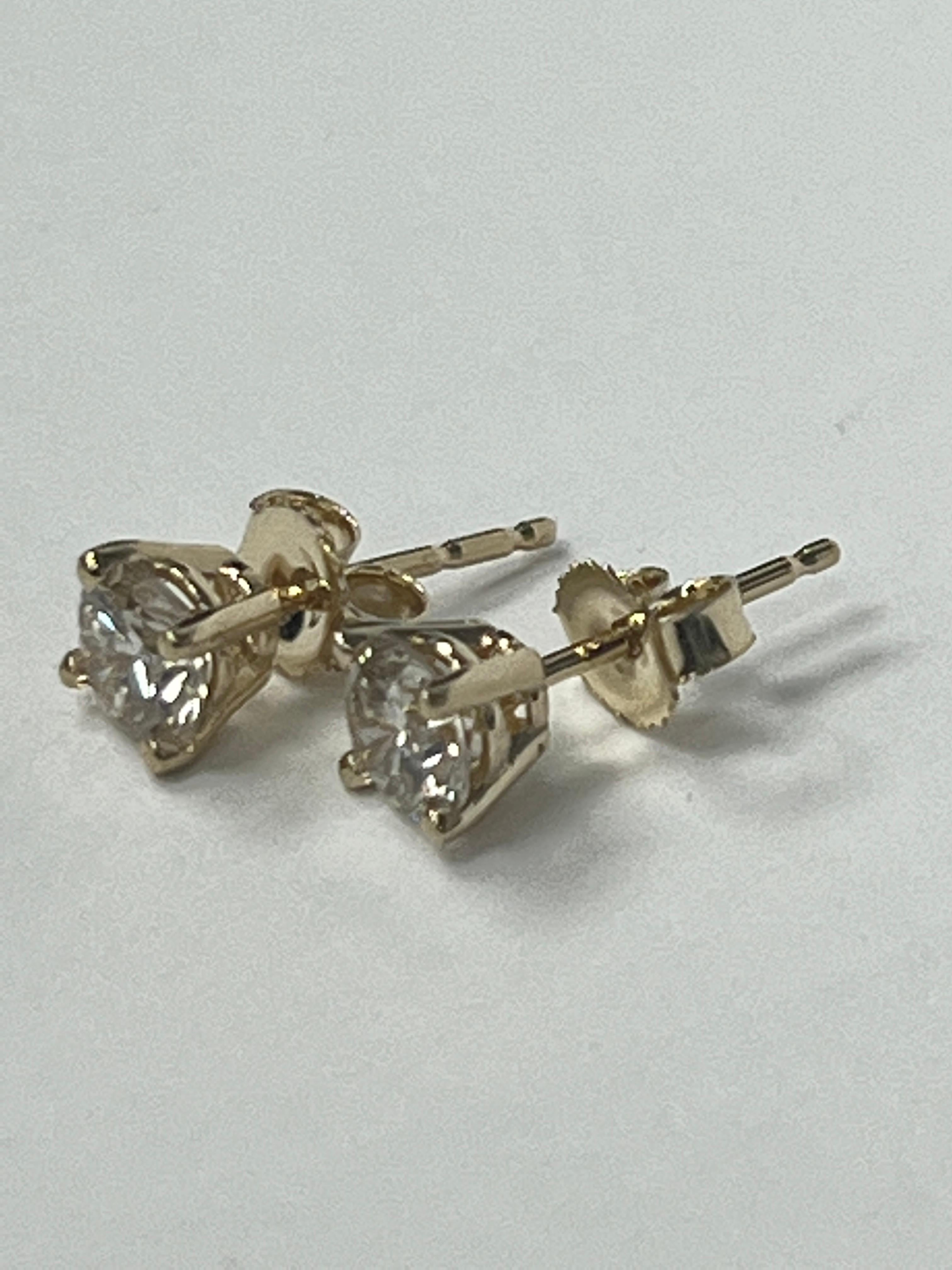 With these exquisite diamond studs, style and glamour are in the spotlight. These studs are set in 14-karat gold. The color of the diamonds is SI. The clarity is VS2-SI1. It is made out of 2 diamonds totaling 0.75 carats (3/4CT). It is set in a