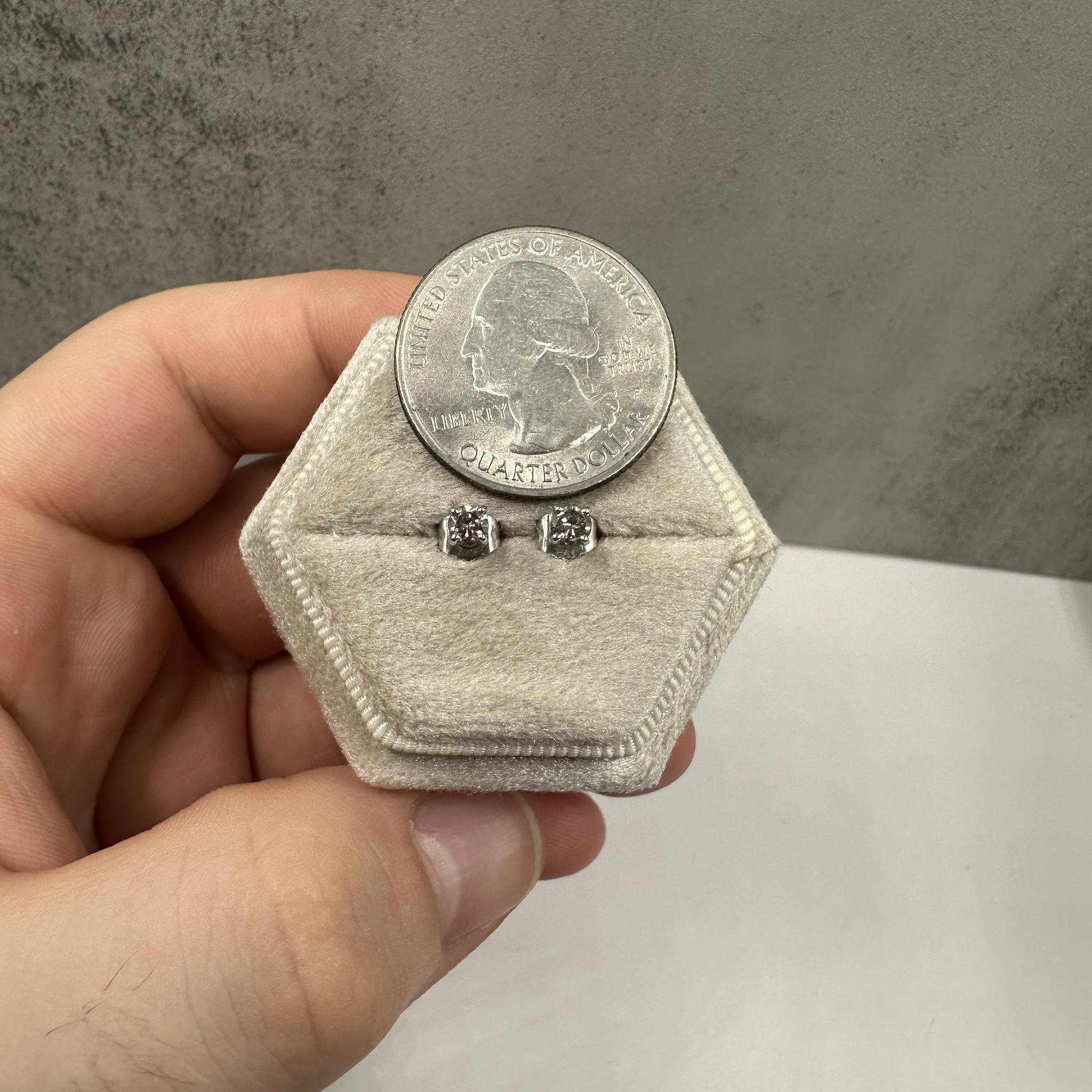 Diamant-Ohrstecker aus 14kt Weißgold - 0,25ctw Champagne Diamanten, Push Backs, Neu im Zustand „Neu“ im Angebot in West Hempstead, NY