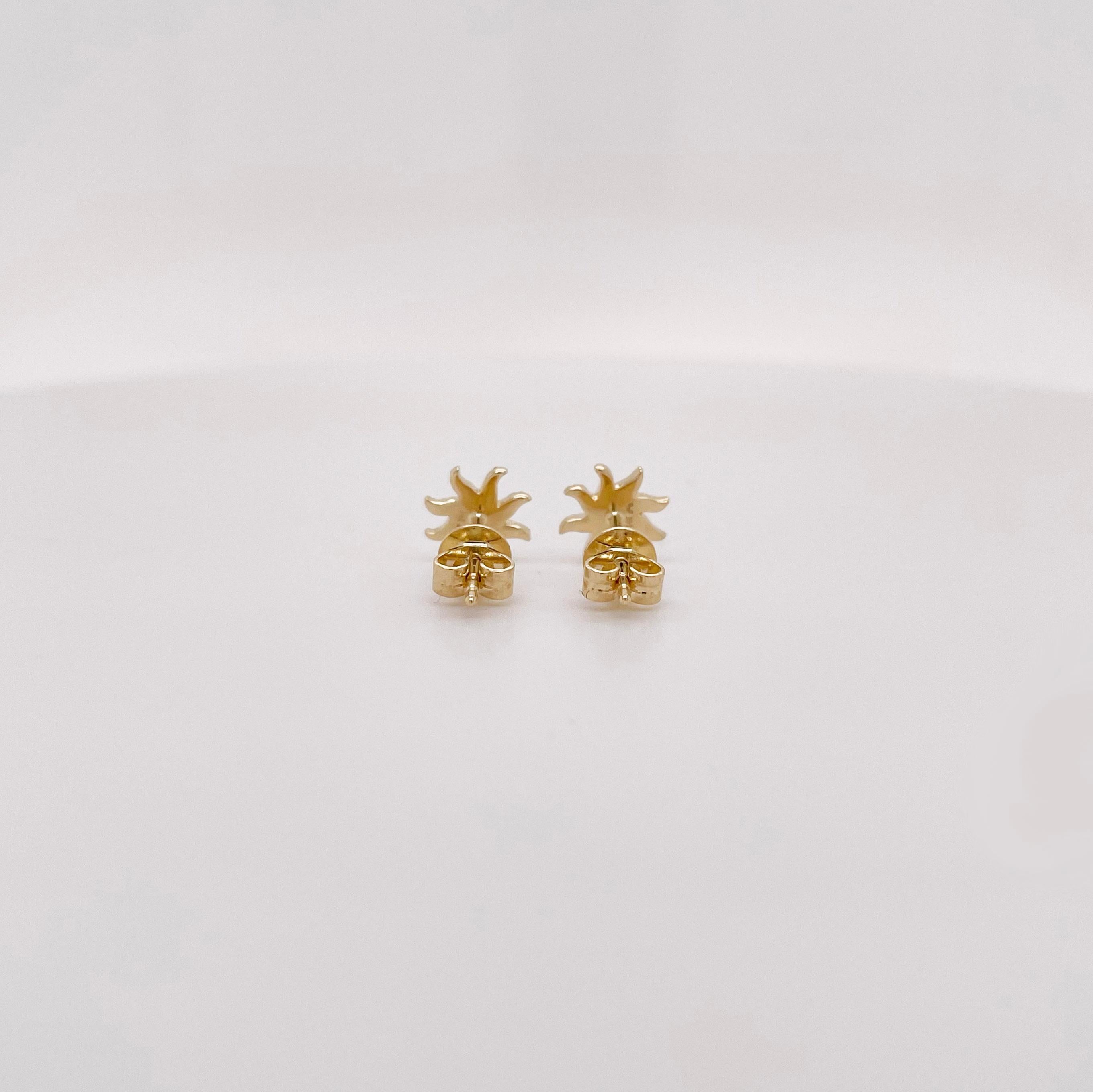 Taille ronde Clous d'oreilles en forme d'étoile de soleil en or jaune 14 carats avec diamants ronds de 0,13 carat en vente