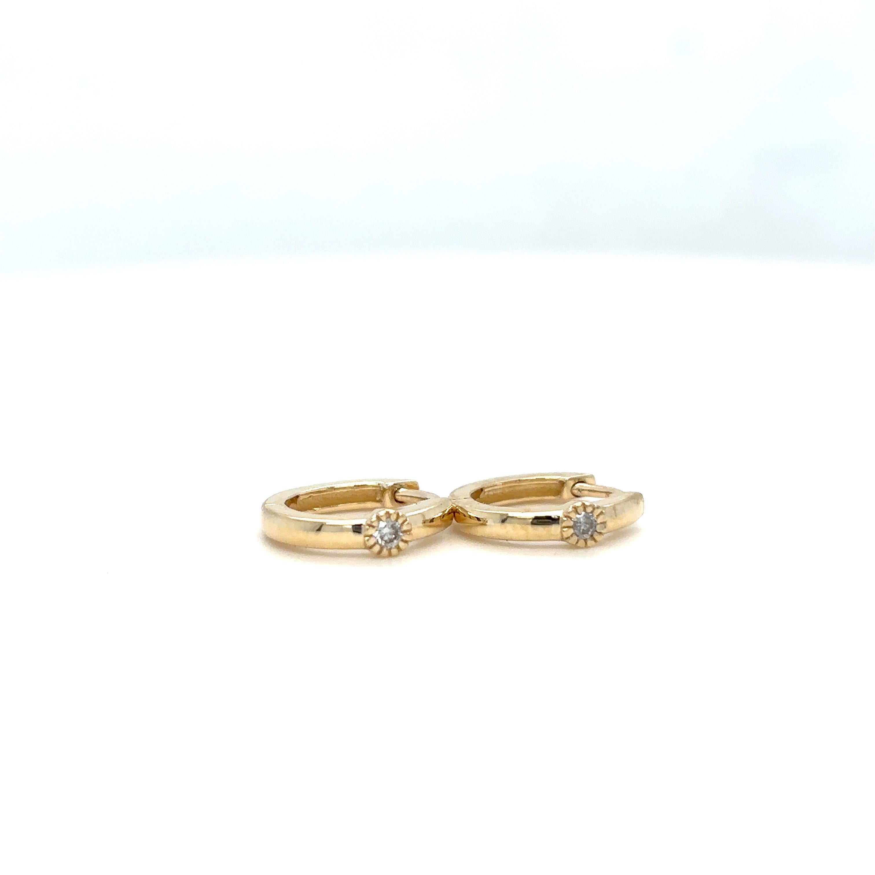 Diamond Sunburst Huggie Kids Earrings in 14K Solid Gold (Certified) In New Condition For Sale In New Delhi, DL