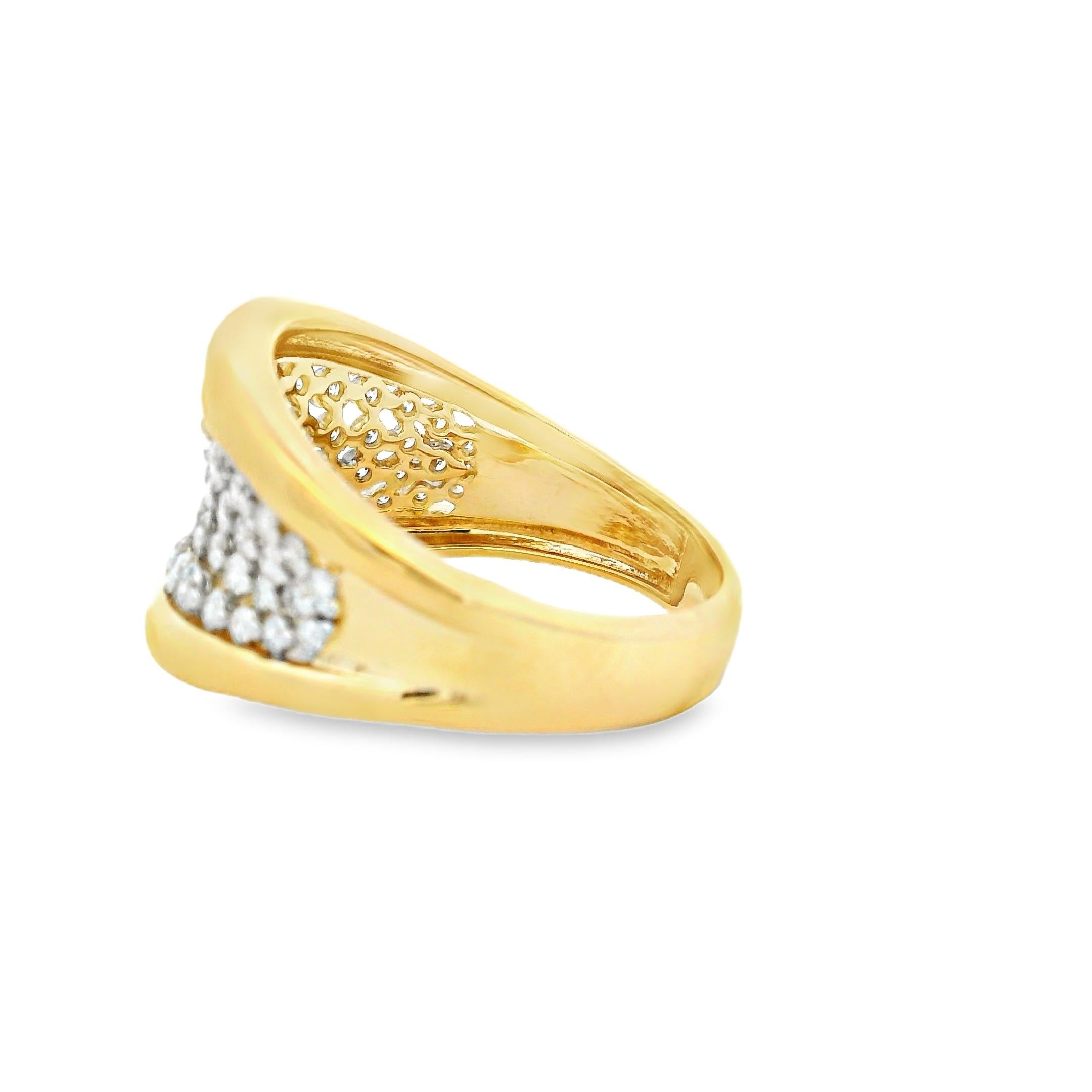 Taglio rotondo Fascia con diamanti a spirale in oro giallo 14K con 0,80 carati, misura 7 in vendita