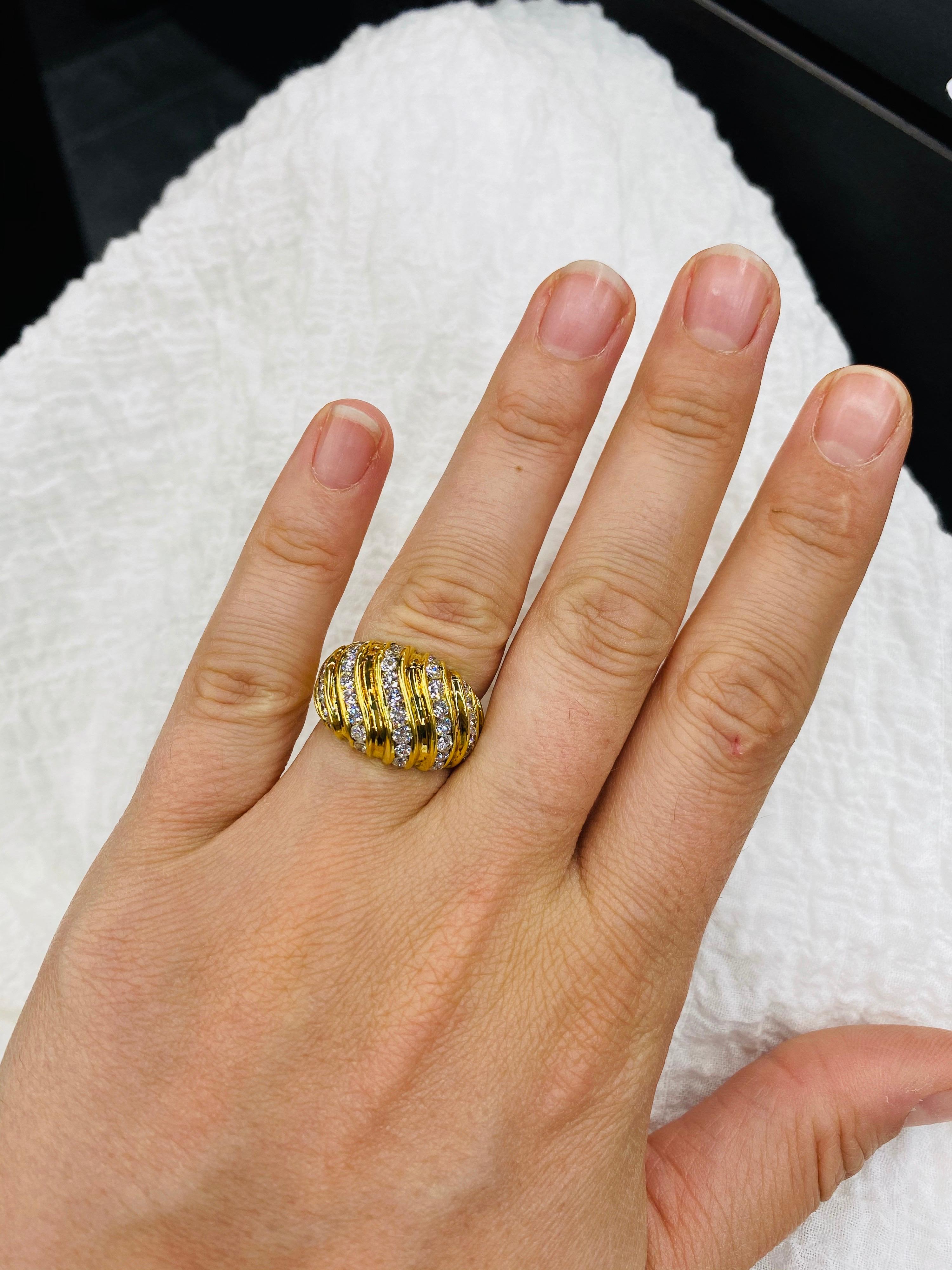 Diamond Swirl Dome Ring 1.55 Carat 18 Karat Yellow Gold In Excellent Condition For Sale In New York, NY