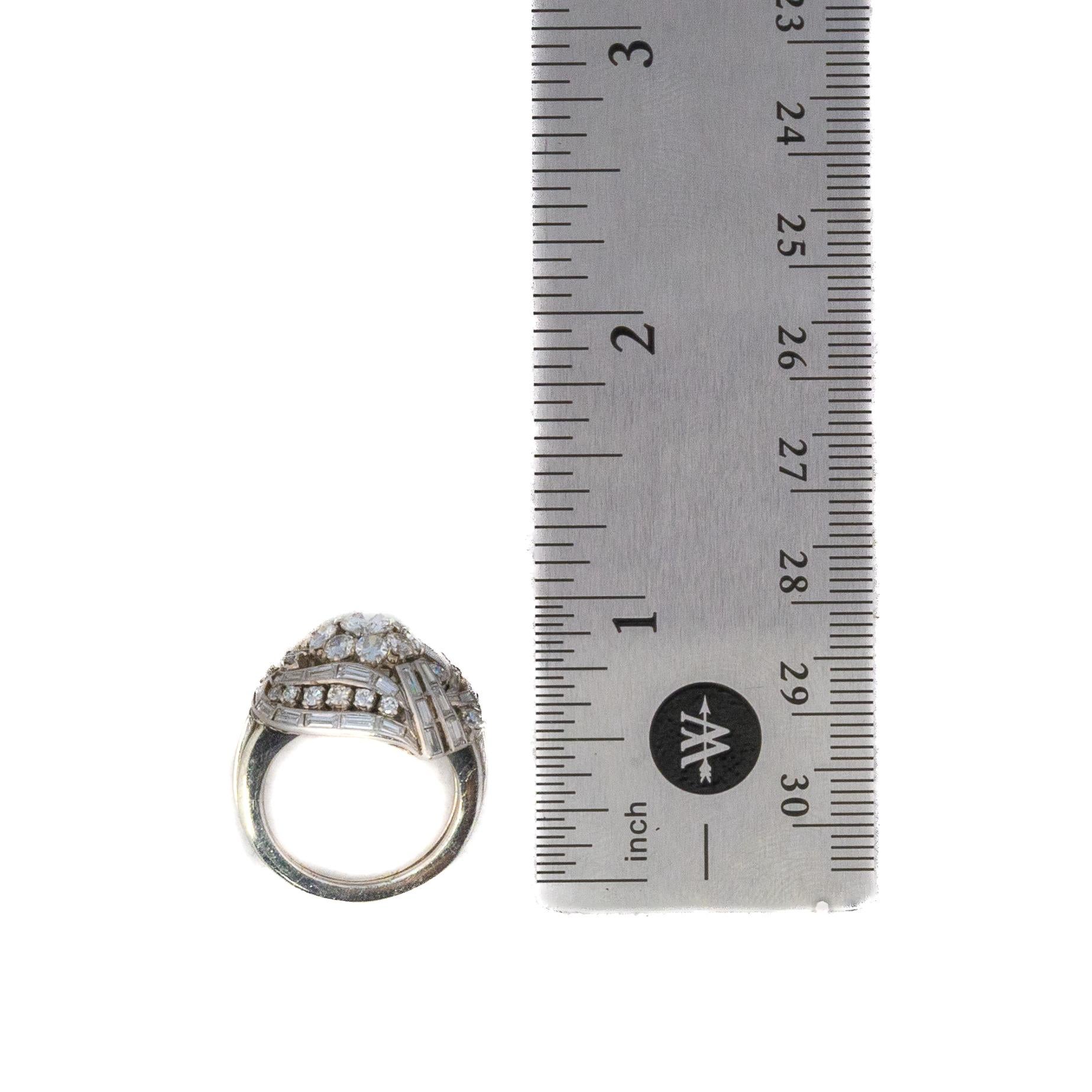 Diamond Swirl Flower Cluster Ring (Brillantschliff) im Angebot