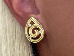 Orecchini con finitura smerigliata e turbine di diamanti in oro giallo 14k