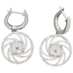 Boucles d'oreilles pendantes en or avec tourbillon de diamants